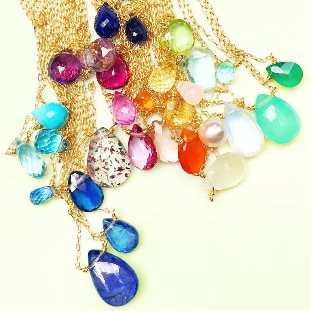 のインスタグラム：「Pick up！ 【12 MONTHS BIRTHSTONES】 心のお守り、12か月の誕生石  / February -Amethyst- “ 叡智 ”  アメジストは、かつては王族だけが着用を許された宝石。ギリシャ語の「amethystos：酔っていない」という言葉に由来します。  ギリシャ神話によると、酒の神ディオニュソスに罰されようとしたアメジストスが、女神アルテミスの機転によって白い彫像に変えられることで難を逃れた。 その時にディオニュソスの持っていたワインが彫像にかけられ深い紫に染まった──古代ギリシャ人は、アメジストを身に着けると思考がクリアになり、機知に富む人になると信じたそう。 アメジストスがアルテミスの従者であったことから、勇気を与え、人間関係を強固にするとも言われています。  新たに何かを始めたり、究めようと志す人のお守りにふさわしい石です。  誕生月はいつですか？  🔗 今日のストーリーズから 【12 MONTHS BIRTHSTONES】の記事をご覧いただけます。  /////////////////////////////////////////////////////////////////////////////////////////////// 均一SALE開催中📣 5,000yen / 10,000yen / 20,000yen 🔗 プロフィールURLからご覧いただけます。  @stripedepartment 👈tap ///////////////////////////////////////////////////////////////////////////////////////////////  #ストデパwomen  #ストデパ #ストライプデパートメント #stripedepartment #annasui #jupiter #kaoru #festariabijousophia #phoebe #hasuna #birthstones #birthstone #stones #healingstones #spirituallife #finejewelry #earrings  #rings #necklaces #誕生石  #ジュエリー #アクセサリー #ピアス #天然石 #present #gift #プレゼント #ギフト」