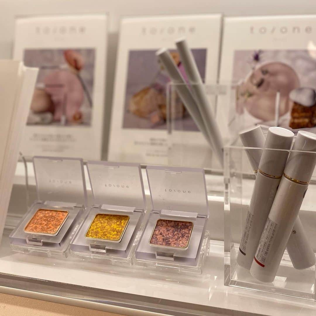 HANKYU.MODEさんのインスタグラム写真 - (HANKYU.MODEInstagram)「CosmeKichen Luxe RECOMMENDED ITEM At 3F HANKYU BEAUTY #Hankyu #HANKYUMODE #umedahankyu #阪急うめだ本店 #うめだ阪急 #阪急百貨店 #osaka #umeda #mode #HANKYUBEAUTY #cosmeKichenluxe #コスメキッチンリュクス #コスメ  #toone #トーン #ぺタルアイシャドウ #forganics #エッフェオーガニック #モイスチャーローション #femmu #ファミュ #ローズウォータースリーピングマスク #保湿マスク #lacasta #ラカスタ #ヘアエマルジョン #perfectpotin #パーフェクトポーション #マスクスプレー」2月5日 12時44分 - hankyumode