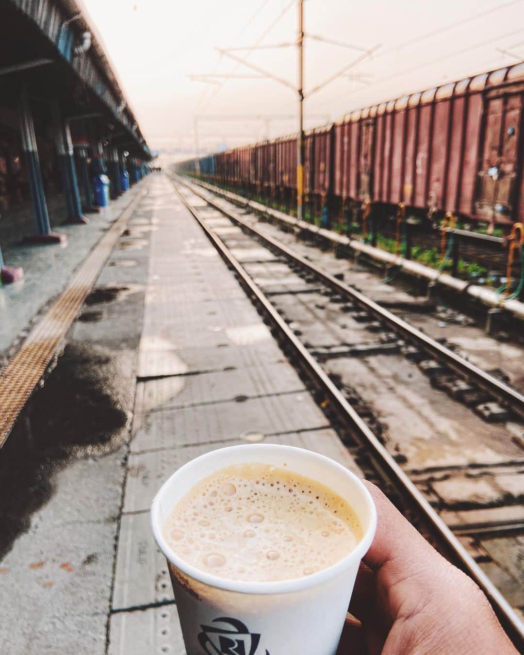 Abhinav Chandelのインスタグラム：「काशी विश्वनाथ एक्सप्रेस से एक बार यात्रा करते हुए, गौतम बुध ने अपने शिष्यों से कहा था, . “मुरादाबाद रेलवे स्टेशन पर सुबह कि कॉफ़ी भले ही मोक्ष की प्राप्ति ना करवा पाए, पर आँखें ज़रूर खोल देती है।”」