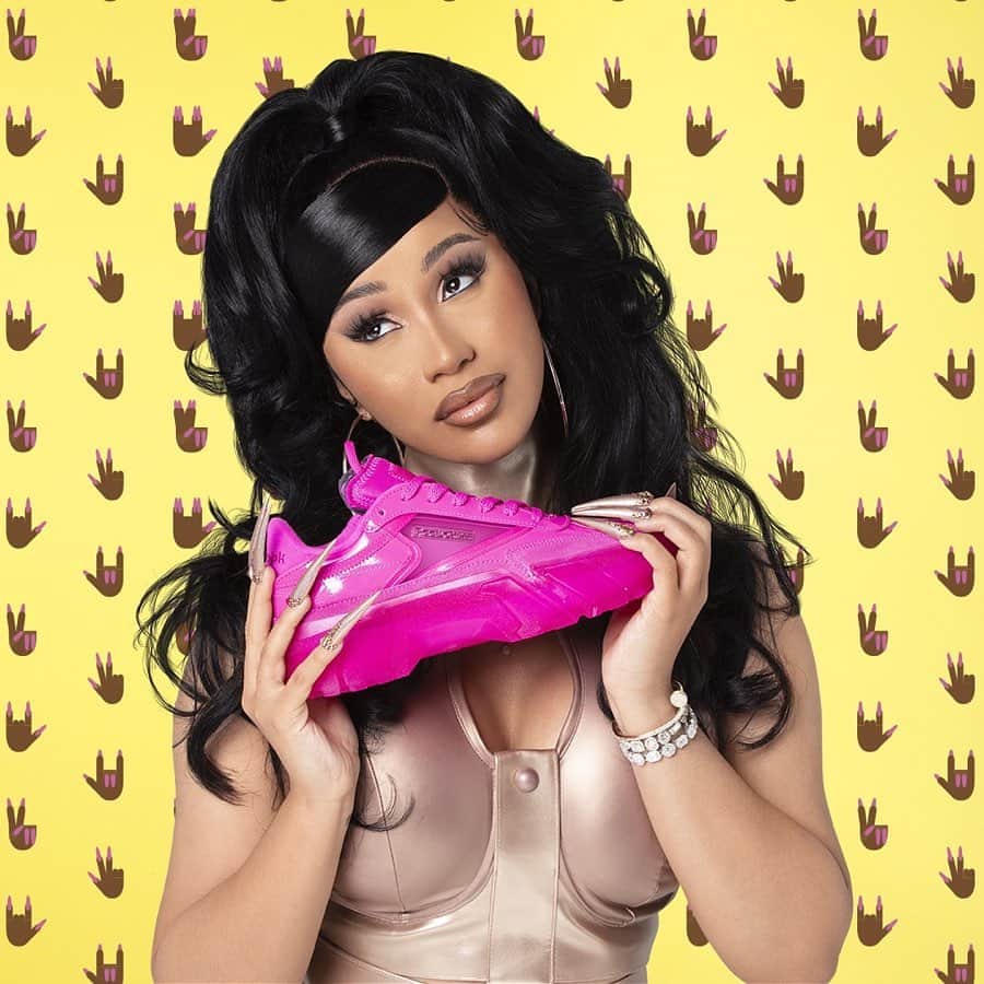 のインスタグラム：「. Reebokから "CARDI B" コラボの最新カラーが登場✨💋  リーボックを代表するプレーンなフォルムの、"CLUB C(クラブ C)"を、圧巻のプラットフォームを備えてアップデートした、"CLUB C CARDI"☺︎❤️  前作のレッドに続く最新作が、鮮烈なピンク、鮮やかなイエロー、クリーンなホワイトの3カラーで登場😘  クラシックなアッパーは、"CLUB C"のDNAを受け継ぎながら、存在感を放つクリアのソールがインパクト満載なスペシャルなデザイン✏︎✨ "CARDI B"のように全ての女性が自由に自己表現ができる世界を目指す、情熱的なコレクションとなっています💚💜💚💜  2/6(SAT)より発売開始。ぜひお見逃しなく🔥🔥  #atmos#atmospink#atmostokyo #アトモス#アトモスピンク#アトモストウキョウ#shoes#sneakers #スニーカー#スニーカー女子#reebok#cardib#clubc#リーボック#リーボックスニーカー#カーディービー #厚底スニーカー#クリアソール#スニーカーファッション#スニーカーショップ#リーボッククラシック#ストリートスタイルストリートファッション#HIPHOP#ヒップホップ」