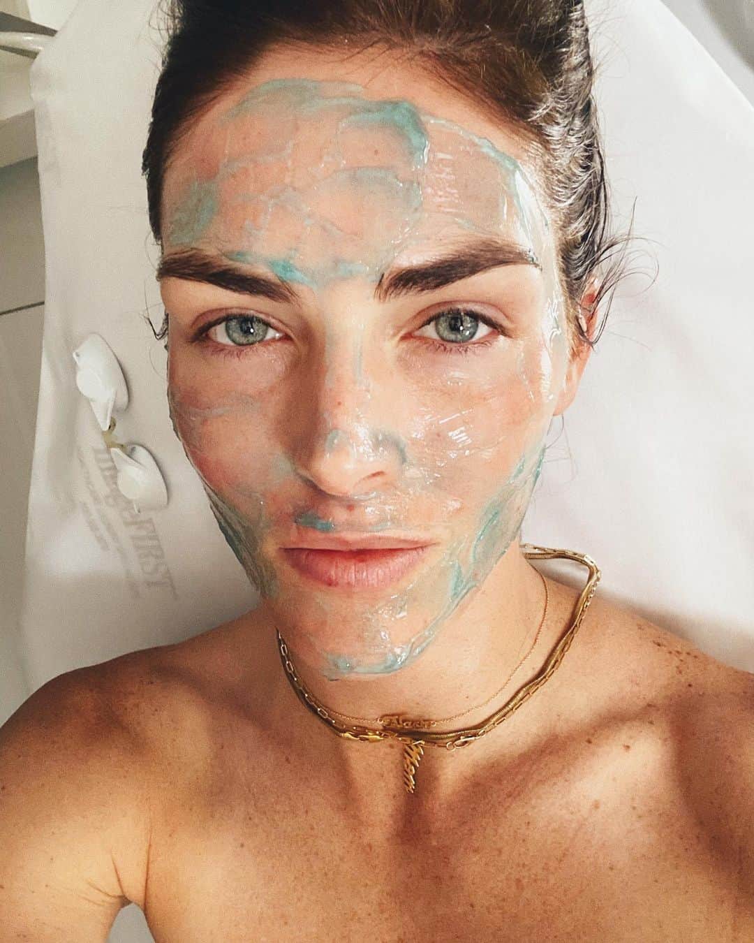 ヒラリー・ローダのインスタグラム：「want to look 5 years younger in a photo? take the picture laying down. check back here for more exclusive beauty tips 😂✌🏼」