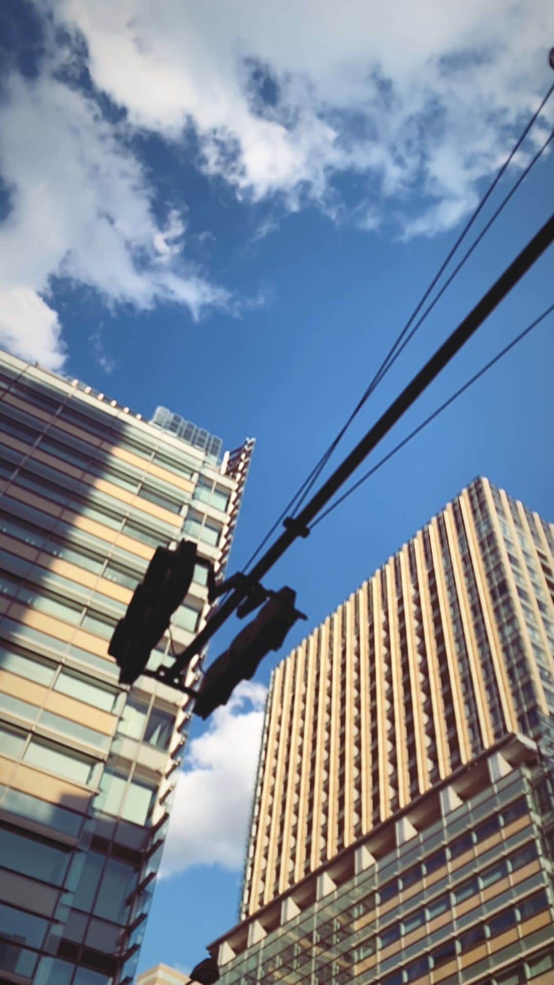 仲美咲のインスタグラム：「☁️🌎🚥🌞🍃🏙🎧」
