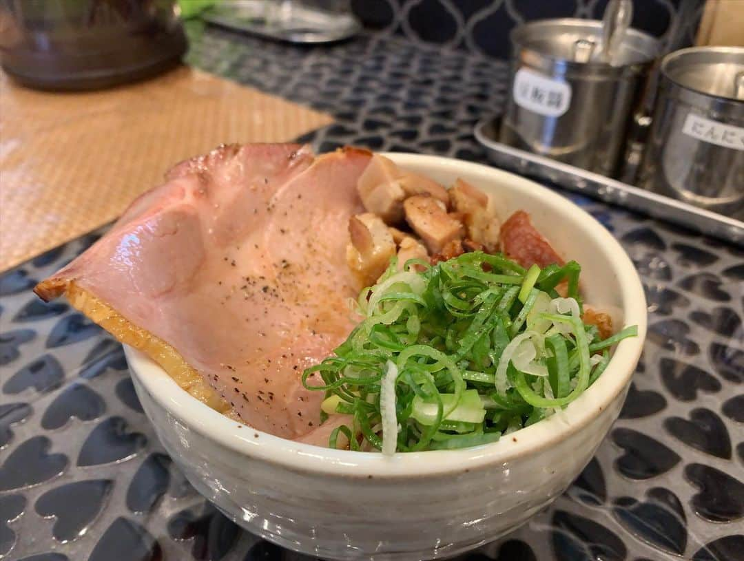 SUSURUさんのインスタグラム写真 - (SUSURUInstagram)「武蔵小金井のうまいヨ系？ラーメン！ 鶏の旨味感じられるあっさりとした口当たりのスープは背油のコクもあり🐷 しっとり食感のチャーシューはご飯と食べたい逸品。 味付きのネギ丼も美味しいです🍚 #susuru_tv #1784日目 #ラーメンたがわ！ #武蔵小金井 #東京 #チャーシューメン #ネギ丼 #チャーシュー丼 #うまい  #ラーメン #らーめん #ramen #ラーメン部 #ramennoodles #毎日ラーメン生活 #麺スタグラム #japaneseramen #japanramen #foodstagram #foodie #noodles #instanoodle #instaramen #instafood #susururecommended #東京ラーメン #うまいヨ #ラーメンショップ」2月5日 13時04分 - susuru_tv