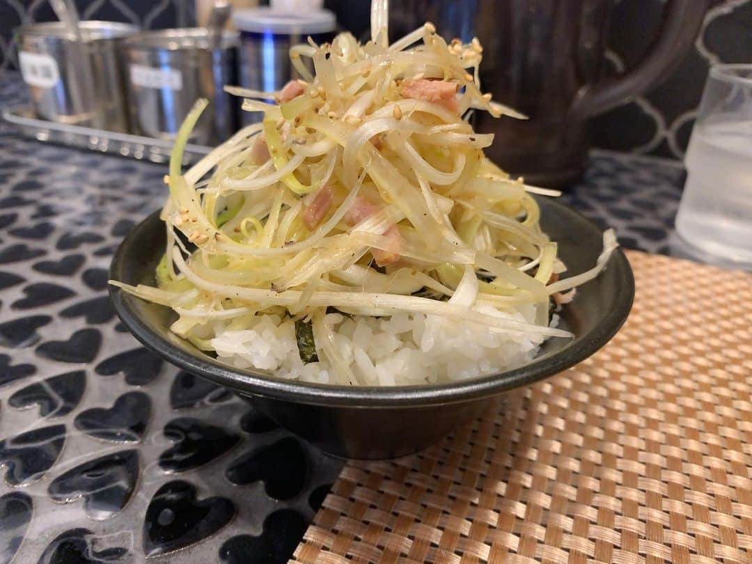 SUSURUさんのインスタグラム写真 - (SUSURUInstagram)「武蔵小金井のうまいヨ系？ラーメン！ 鶏の旨味感じられるあっさりとした口当たりのスープは背油のコクもあり🐷 しっとり食感のチャーシューはご飯と食べたい逸品。 味付きのネギ丼も美味しいです🍚 #susuru_tv #1784日目 #ラーメンたがわ！ #武蔵小金井 #東京 #チャーシューメン #ネギ丼 #チャーシュー丼 #うまい  #ラーメン #らーめん #ramen #ラーメン部 #ramennoodles #毎日ラーメン生活 #麺スタグラム #japaneseramen #japanramen #foodstagram #foodie #noodles #instanoodle #instaramen #instafood #susururecommended #東京ラーメン #うまいヨ #ラーメンショップ」2月5日 13時04分 - susuru_tv