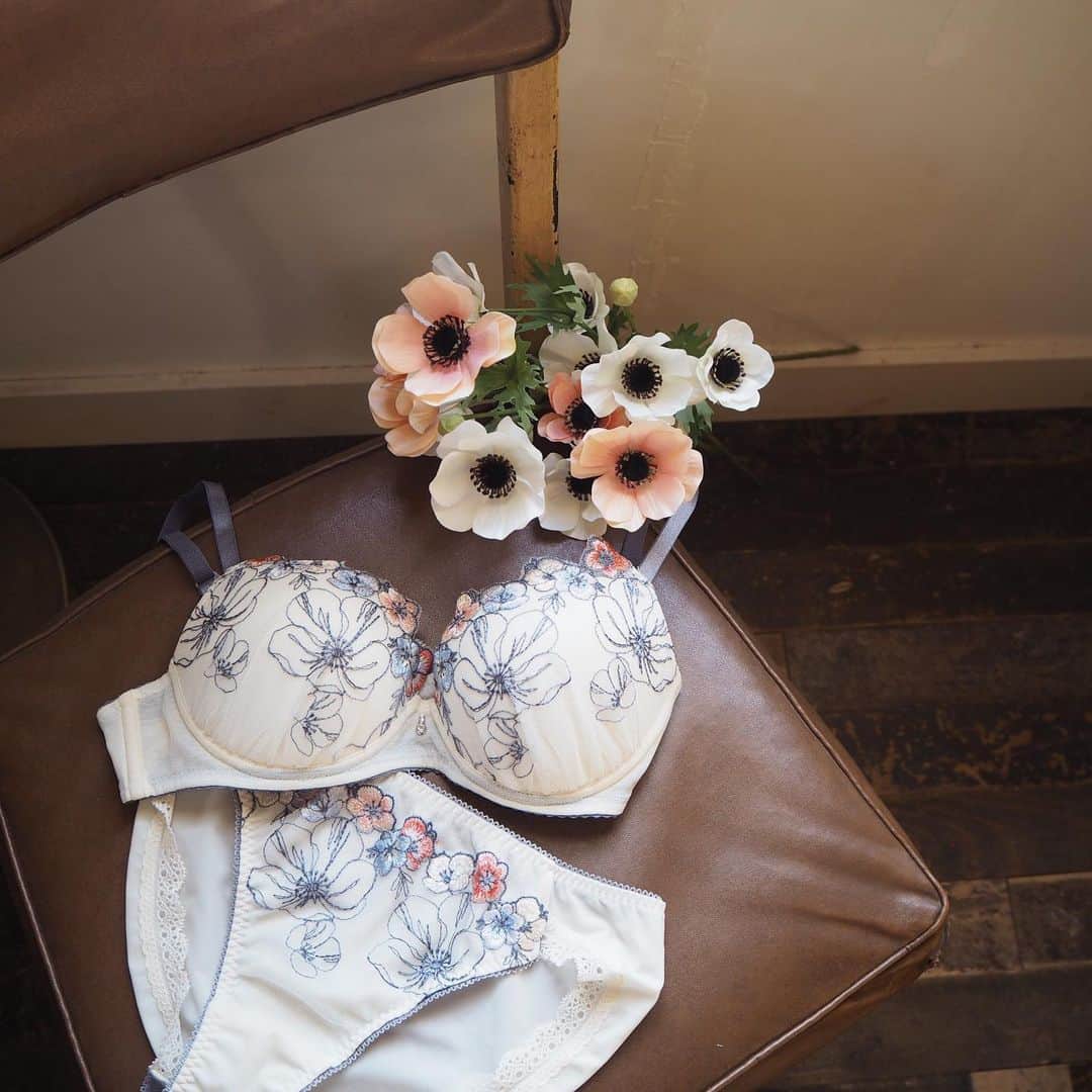 BRAGENICのインスタグラム：「new color . お花シリーズに季節の花が咲きました🌸 春のお花 CRカラー:アネモネ 花ことば:あなたを愛します・はかない恋 . . 花のブラを纏い、華やかな春を感じて💕 . ...................... bra A-F/65-75 ＊A65なし ＊Aは店頭によってお取り扱いが無い場合がございます。 ¥3,630〜 . .................... #bragenic  @bragenic  #lingerie #ブラジェニック #ランジェリー #ノンワイヤーブラ  #ノンワイヤー  #ノンワイヤーなのに盛れるブラ」
