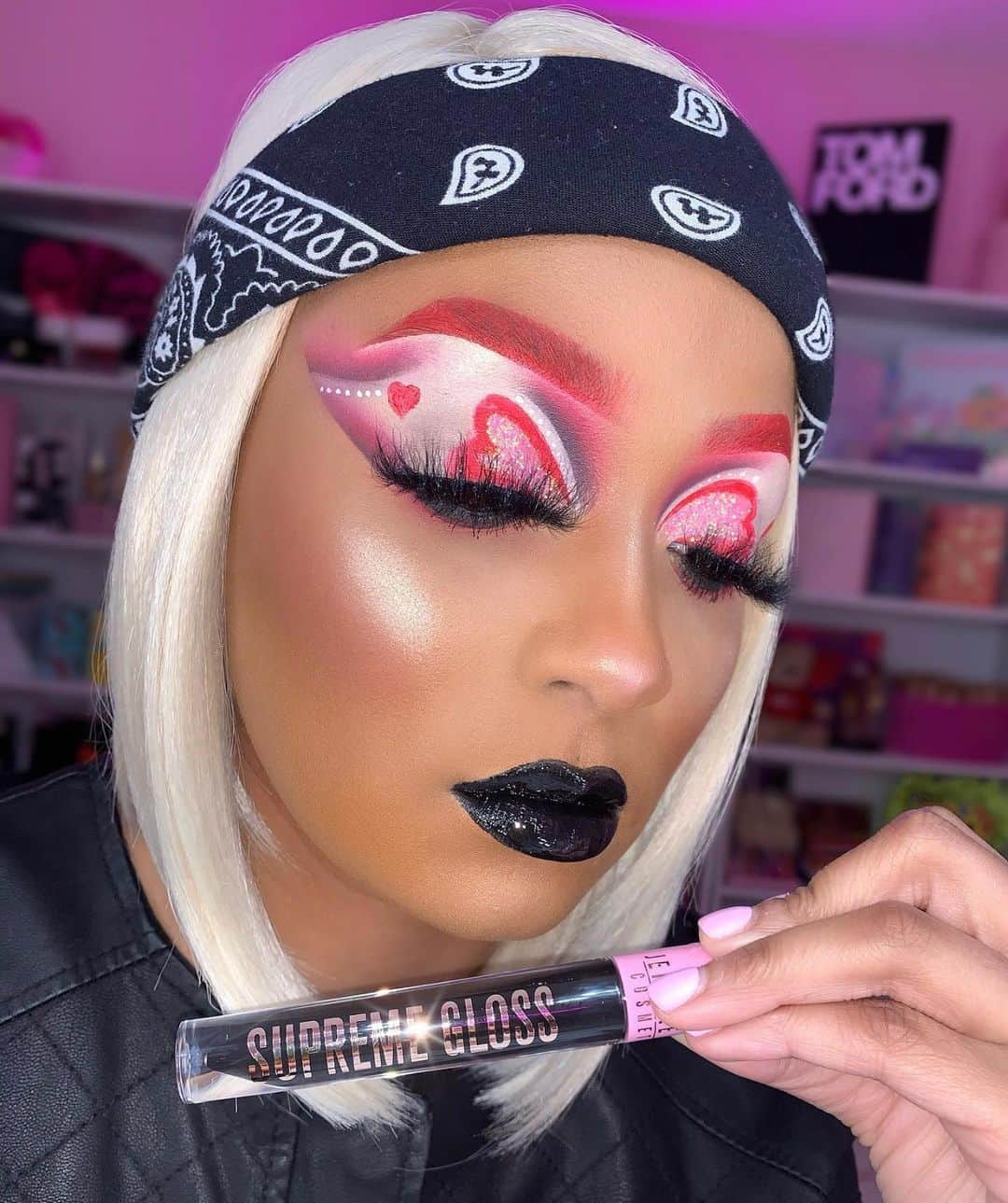 Jeffree Star Cosmeticsさんのインスタグラム写真 - (Jeffree Star CosmeticsInstagram)「Love is in the air🖤 @sese_meslayy looking absolutely sicking wearing our #SUPREMEGLOSS in the shade Weirdo🌟 All 28 shades launch TOMORROW at 10AM PST/ 1PM EST 🎀   #jeffreestarcosmetics」2月5日 13時00分 - jeffreestarcosmetics