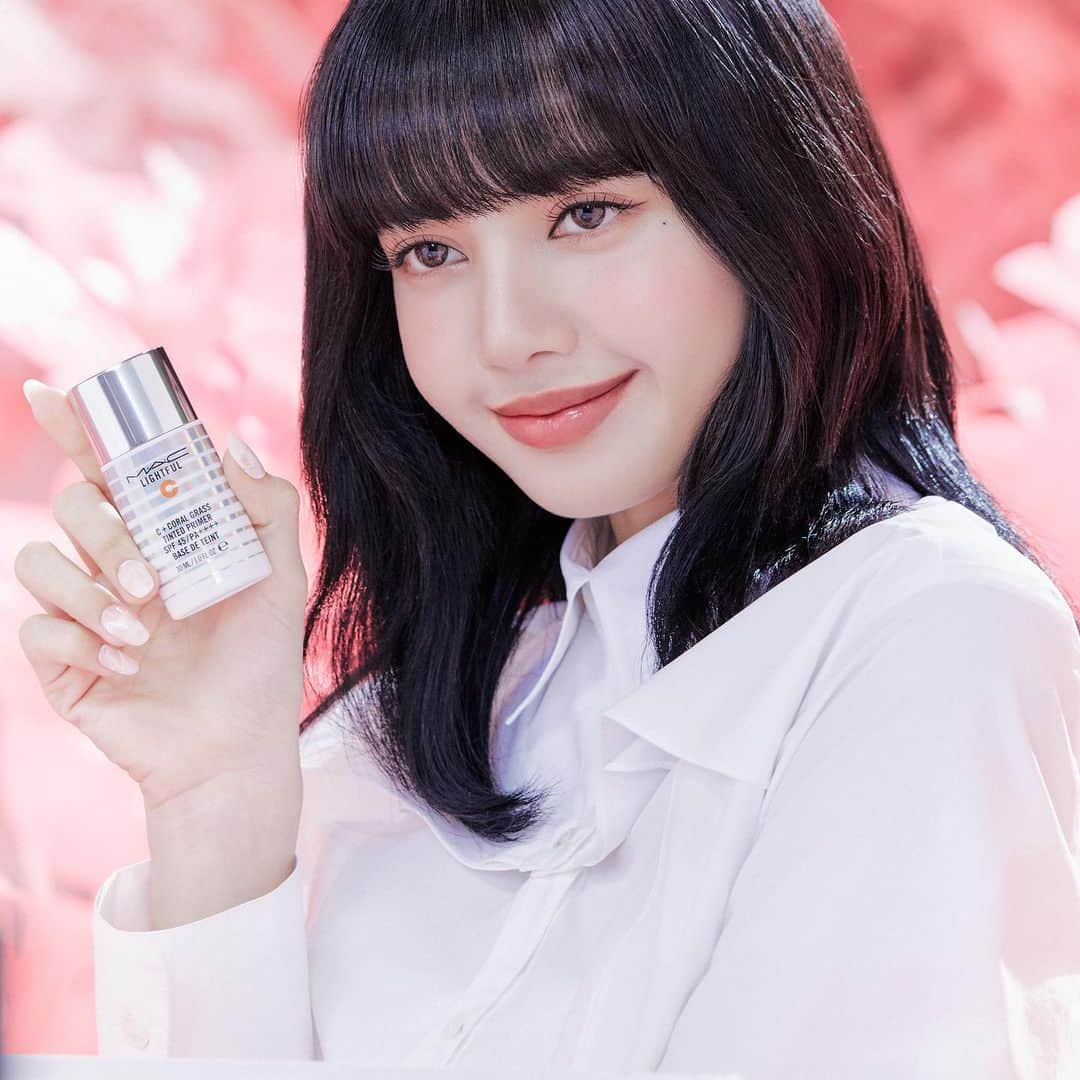 M∙A∙C Cosmetics Japanのインスタグラム：「LISA @lalalalisa_m は、ライトフル C+ ティンティッド プライマー SPF 45 でどんな時でも明るい肌をキープ✨ ㅤ 2 層タイプのみずみずしいテクスチャーが肌にぴたっと密着し、肌悩みをカバーしながらトーンアップするメイクアップベースでライトをフルに浴びたような肌に。 詳細は➡https://bit.ly/3opFaJwをチェック！   #MACLIGHTFULC #MACLOVESLISA」