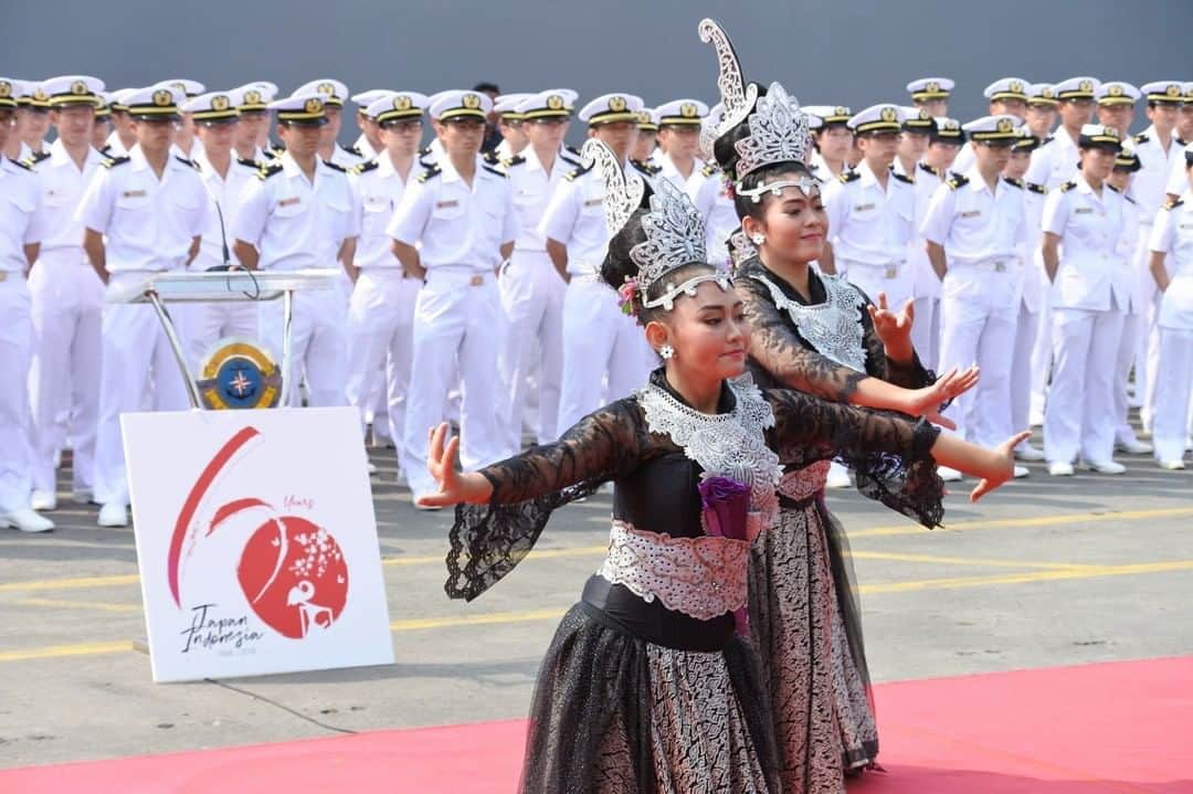 海上自衛隊さんのインスタグラム写真 - (海上自衛隊Instagram)「【#バーチャル世界一周】 本日はジャカルタ🇮🇩の写真をお届けします！ 現地の空気、そして手厚い歓迎と交流の様子をご覧ください。  #海上自衛隊  #Indonesia  #交流  #笑顔  #海外」2月5日 13時00分 - jmsdf_pr