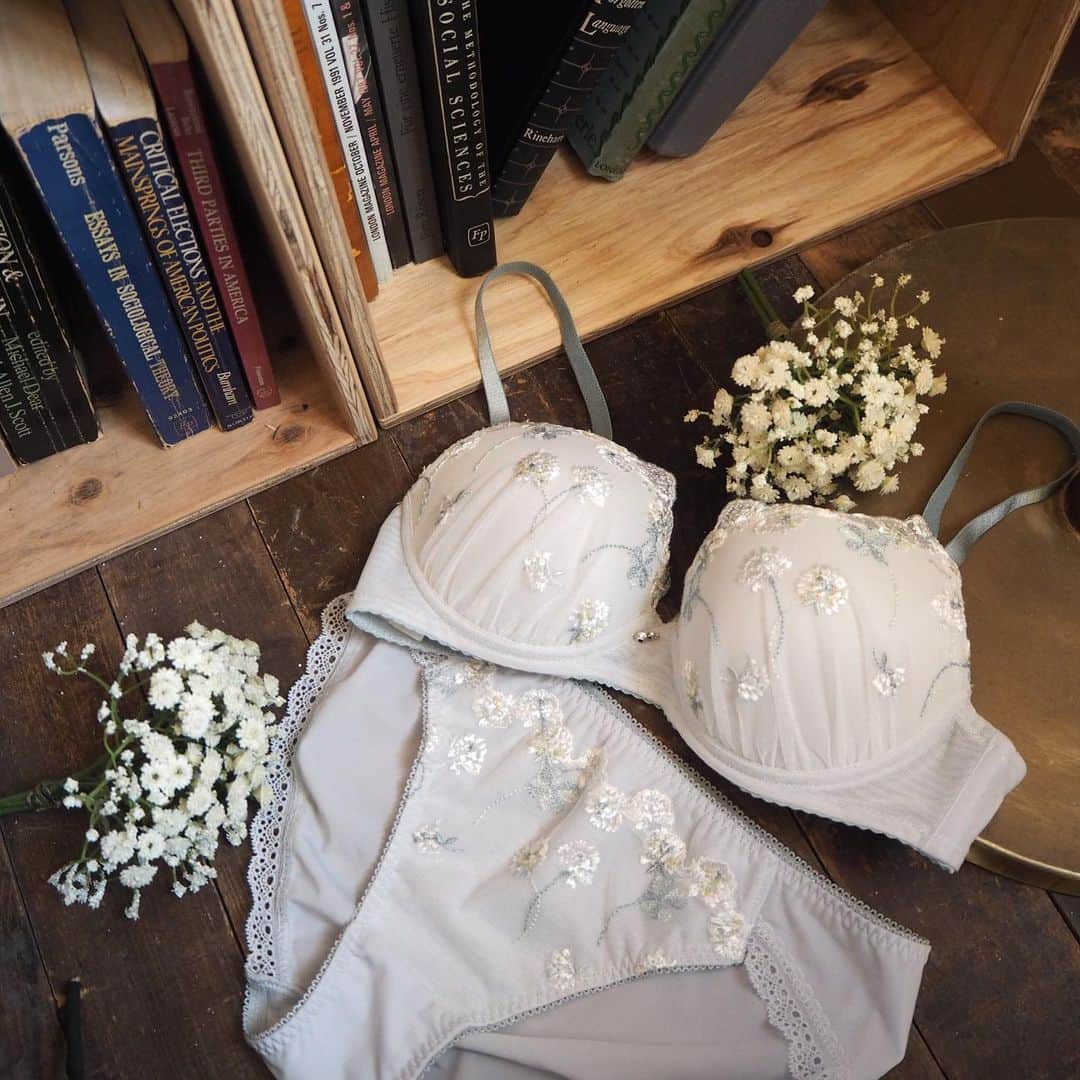 BRAGENICのインスタグラム：「new color . お花シリーズに季節の花が咲きました🌸 春のお花 GYカラー:シロツメクサ 花ことば:私を思って・幸運・約束 . . 花のブラを纏い、華やかな春を感じて💕 . ...................... bra A-F/65-75 ＊A65なし ＊Aは店頭によってお取り扱いが無い場合がございます。 ¥3,630〜 . .................... #bragenic  @bragenic  #lingerie #ブラジェニック #ランジェリー #ノンワイヤーブラ  #ノンワイヤー  #ノンワイヤーなのに盛れるブラ」