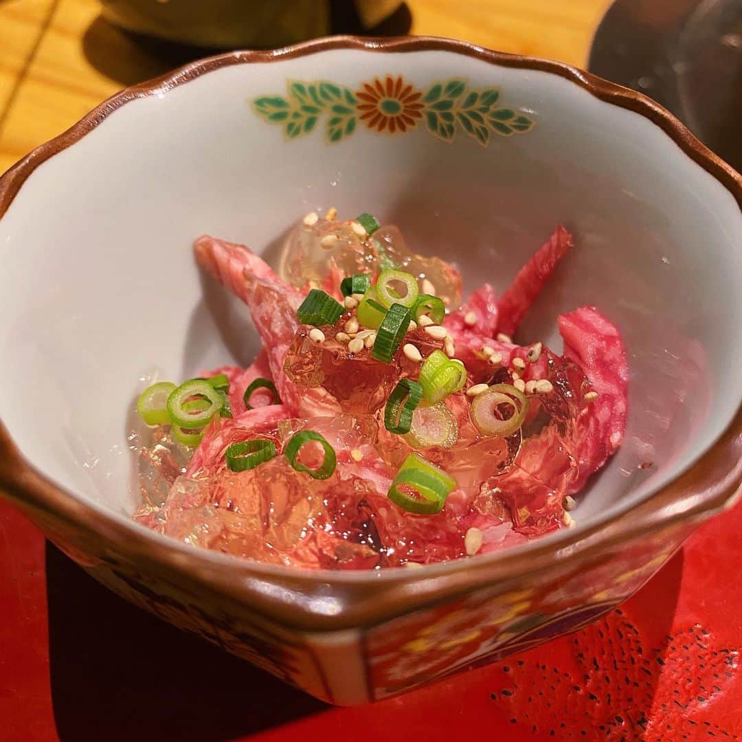 karen okajimaさんのインスタグラム写真 - (karen okajimaInstagram)「ㅤㅤㅤ ㅤㅤㅤ 久しぶりの、脇彦さーん❤️ 今回は結の肉料理コースにしたよ🥰  いつも美味しいんやけど今回も 安定にめちゃくちゃ美味しかった🤤💓  ランチもされていて会員じゃない方も ランチ食べに行けるよ〜🎵🥰  すき焼き重やサーロイン重があって どれもめちゃくちゃ美味しそう、、🤤 5枚目にメニュー載せてるからみてみて❤️  しかもランチのメニューはテイクアウトも可能らしいで！ 家でこんな美味しいの食べれるなんて最高やん🤤  店舗も17時からしていて、今なら3月末までに 予約して来店したら会員証貰えるみたいだよ🎵 今まで紹介して貰わないと会員証貰えなかったけど 今ならゲットできるチャンス‼️ぜひ行くべしやで💓  #三代目脇彦商店 #三代目脇彦商店本店 #大阪ランチ #会員制 #会員制焼肉 #予約の取れないお店 #焼肉ランチ  #大阪グルメ #グルメ女子 #グルメ岡島 #福島ランチ」2月5日 13時12分 - karenokajima0318