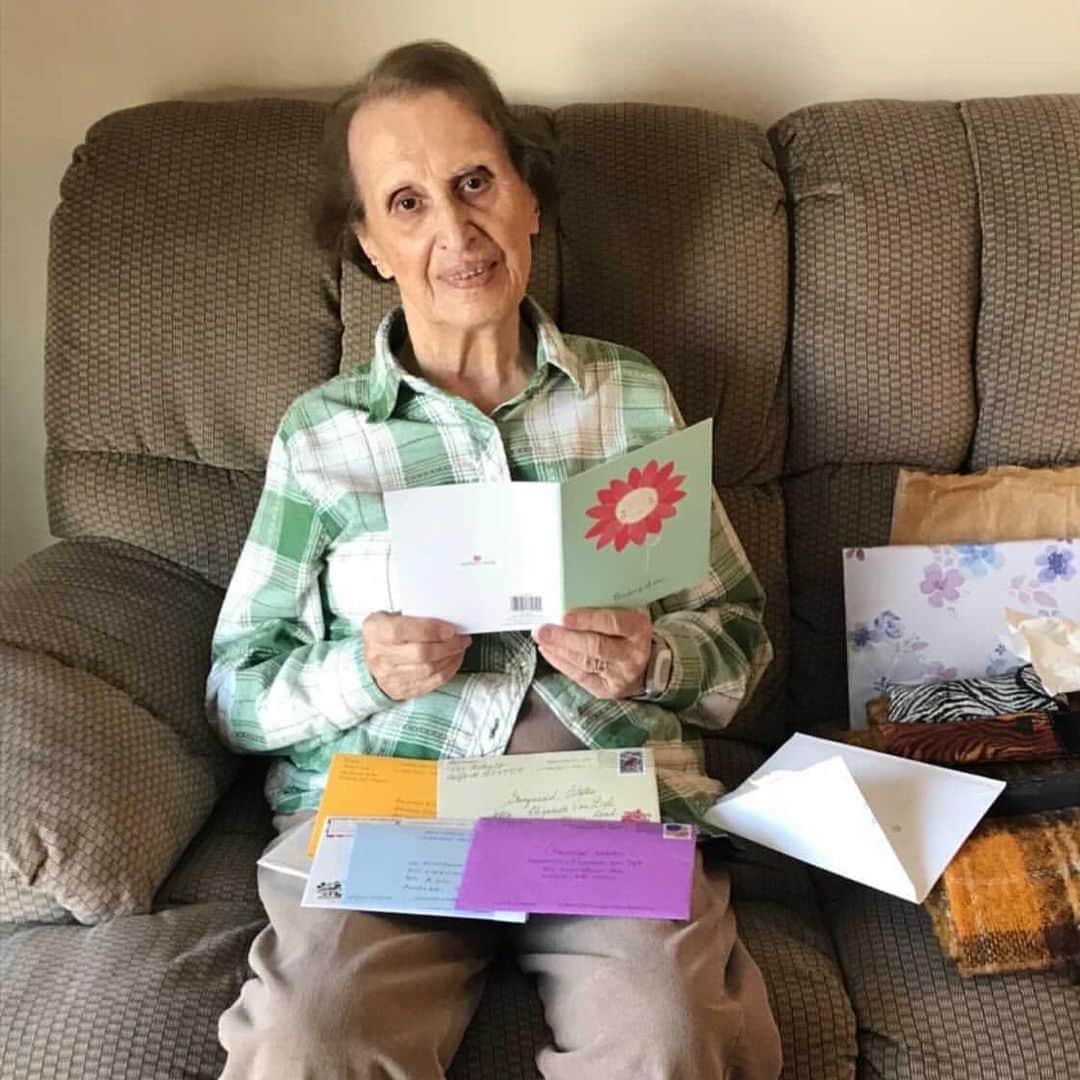 Ilana Wilesのインスタグラム：「Remember when my kids wrote holiday cards to Elizabeth, a Holocaust survivor separated from family due to COVID? Her granddaughter Kim is a follower and told me they are trying to keep her entertained with letters. I asked if anyone else wanted to write and hundreds responded. This week I got a message. “I have news to report! My grandma has been getting oodles of letters. They started rolling in from a preschool in Kansas City, letters from Long Island, South Carolina and California to name a few. My grandma is having trouble understanding how all these people decided she was worthy of these cards, but is just tickled to be receiving them. I wish I could have recorded trying to explain social media to her. My grandma enlisted the help of my mother and they are sending thank you notes to everyone for sending so much cheer. I would like you and your daughters to know that your acts of kindness are catching! They are not only putting good into the world, they are spreading it!” A few people asked to know more about Elizabeth’s story. She grew up in Vienna and lived a happy childhood. In March of 1938 (known as the Anschluss, when Nazi Germany annexed Austria), her life changed overnight. The Nazis took everything her parents owned, the apartment, their valuables, and acquired it for their own. They needed to flee and were able to secure passage to Italy and then to Shanghai. They lived in Chauo Fang ghetto for almost ten years and Elizabeth remembers always being hungry. She says her father’s mantra got her through. “No matter how bad times get, never compromise your principles”. He removed his gold fillings and sold them to pay for Elizabeth’s school. They survived the war and immigrated to America in 1947. Her father’s family were all killed in Terezin. Her mother’s family, with the exception of two uncles, were all killed in various concentration camps. Elizabeth tells her story because she wants to warn future generations what can happen when we aren’t paying attention. Lastly, Elizabeth got her first vaccine this week! Kim says that as soon as it’s safe, they will visit her. “I will film her saying thank you with her cards!”」