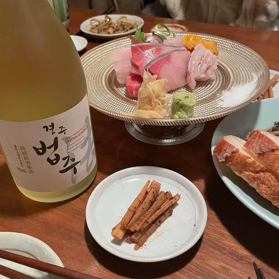 ユジョン のインスタグラム：「시작은 평범해찌 우니만 몇번 시킨거지,,,,, 술은 7만원 요리는 30만원ㅎ 역시 우리가 쨩이야아아💜 With Audieeeee +사사」