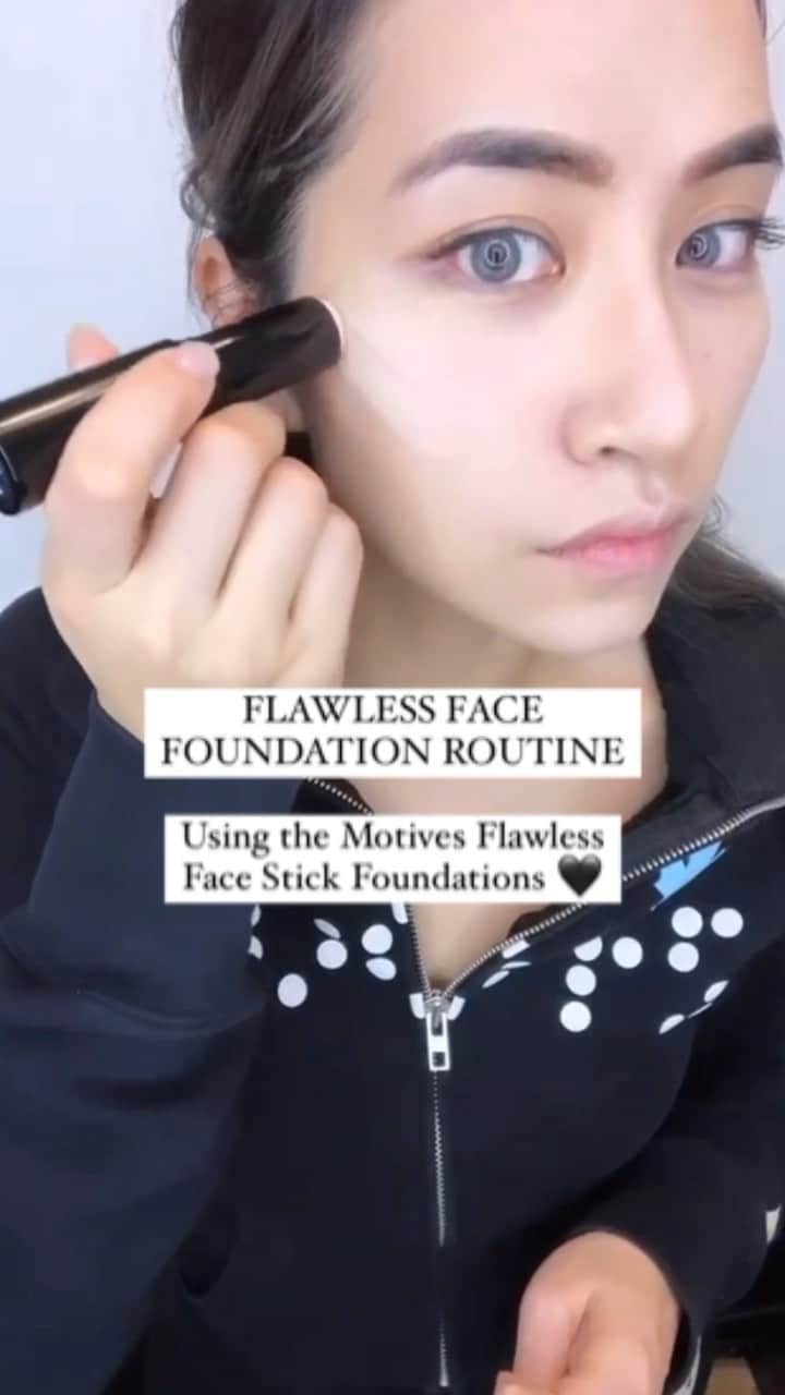Motives Cosmeticsのインスタグラム：「Blended to perfection. 🖤 Find your perfect shade match of our Flawless Face Stick Foundation right now by taking the quiz on motivescosmetics.com ✨   🎥: @shuurley   #makeup #foundationroutine #motivescosmetics #bossbabetribe #skincareroutines #foundationstick」
