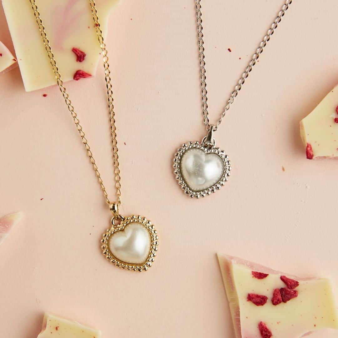 ファーファーのインスタグラム：「【EDIT】 issue.95 SWEET VALENTINE  バレンタインの季節には この時期ならではの 甘いアクセサリーを身につけたい。  FURFURでは定番のハートモチーフを 可憐に仕立てたシリーズがラインナップ。  大人がつけやすいデザインのアクセサリーで、 スウィートな気分をぜひ堪能して。  necklace ¥7,000＋tax  ハートのパールをモチーフにしたネックレスは ニットなどに重ねてスタイリングのアクセントに。  @furfur_official @furfur_official_staff  #FURFUR #ファーファー」