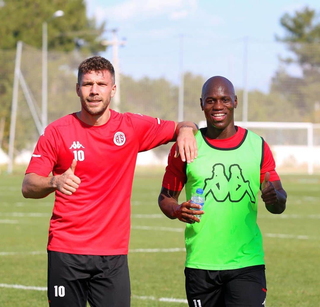 ルーカス・ポドルスキさんのインスタグラム写真 - (ルーカス・ポドルスキInstagram)「Always in a good mood w/ my brother from Jameica 🇯🇲⚽️ #enjoy #LP10 @deverorgill 👊🏿👊🏻」2月5日 18時50分 - lukaspodolski