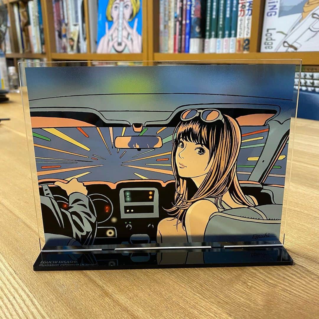江口寿史のインスタグラム：「スクエアポップスタンドは❶最初全面クリアで作ったんですが、❷本棚とかに置くとわけわからなくなってしまう❸ので、後ろに白版を刷ったら、、❹視認性はあがりましたが、普通のポストカードと変わらなくて、アクリルにする意味がない感じに、、、❺で、車の窓の外だけ白版を切り抜いてもらいましたら❻夜のドライブの感じが増してとてもグーな感じに！ 何度も何度も細かい要望に応えてやり直してくれたネストグラフィックスさん(@nestnk )のさすがのクオリティーあればこそでした！ありがとう！」
