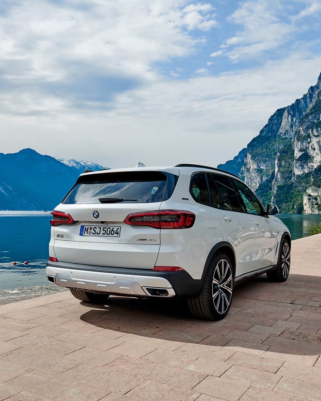 BMWのインスタグラム：「So this is how it looks when dreams become reality. The BMW X5. #TheX5 #BMW #X5 __ BMW X5 xDrive45e: Fuel consumption weighted combined in l/100km: 2.1–1.6 (NEDC); 1.7–1.2 (WLTP), CO2 emissions weighted combined in g/km: 47–37 (NEDC); 29–27 (WLTP), Power consumption weighted combined in kWh/100km: 25.2–23.5 (NEDC); 27.7–24.3 (WLTP). Further information: www.bmw.com/disclaimer   286 hp, 210 kW, 450 Nm, Acceleration (0-100 km/h): 5.6 s, Top speed (limited): 235 km/h.」