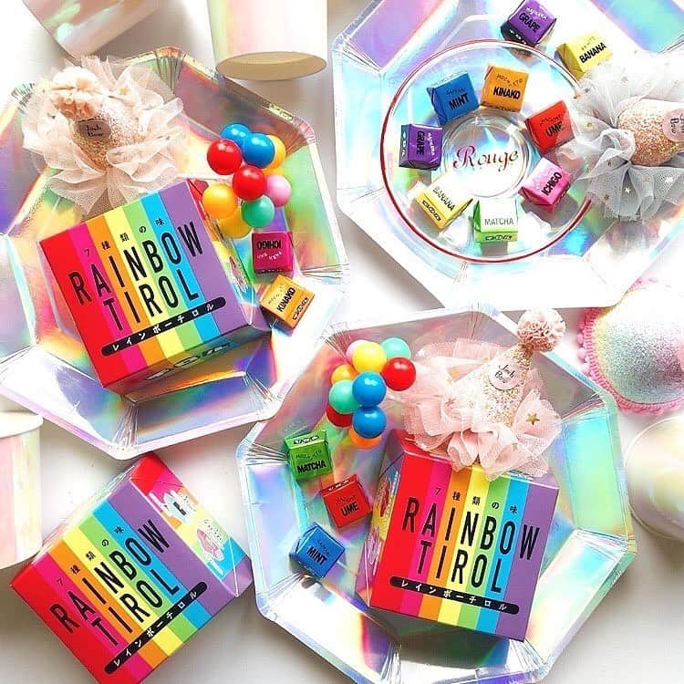 チロルチョコのインスタグラム：「全国のファミリーマートにて販売🛒 ビッグチロル 〈レインボーBOX〉のご紹介です🏳️‍🌈 レインボーカラーがテーマのアソートBOX🙌  種類は7種類7⃣✨ ▫️プルルンいちご いちご風味チョコの中にいちごゼリーをin🍓 ▫️あまずっぱ梅 梅色チョコの中に梅風味クリーム・梅風味ゼリーをin🌸 ▫️さっぱりミント ミント色チョコの中にミント風味のビターチョコクリームをin💙 ▫️フルーティバナナ バナナ風味チョコの中にマシュマロをin🍌 ▫️はじけるグレープ グレープチョコの中にポッピングキャンディをin🍇 ▫️もちっと抹茶 抹茶チョコの中にもちグミをin🍵 ▫️もちっときなこ きなこチョコの中にもちグミをin💭  目移りしちゃうくらいなチロルチョコが勢揃い🤩❗️  あなたが好きな味はどれですか?? ぜひお試しください〜👩‍🍳  ※お取り扱いのない店舗もあります。また、商品がなくなり次第、販売終了とさせて頂きます。   #tirol #tirolchoco #チロルチョコ #チロル #チョコレート #おやつタイム #chocolate #限定商品 #新発売#レインボーBOX #おうちカフェ #おやつの時間  #chocolatelover  #shopチロルチョコ#ファミマ」