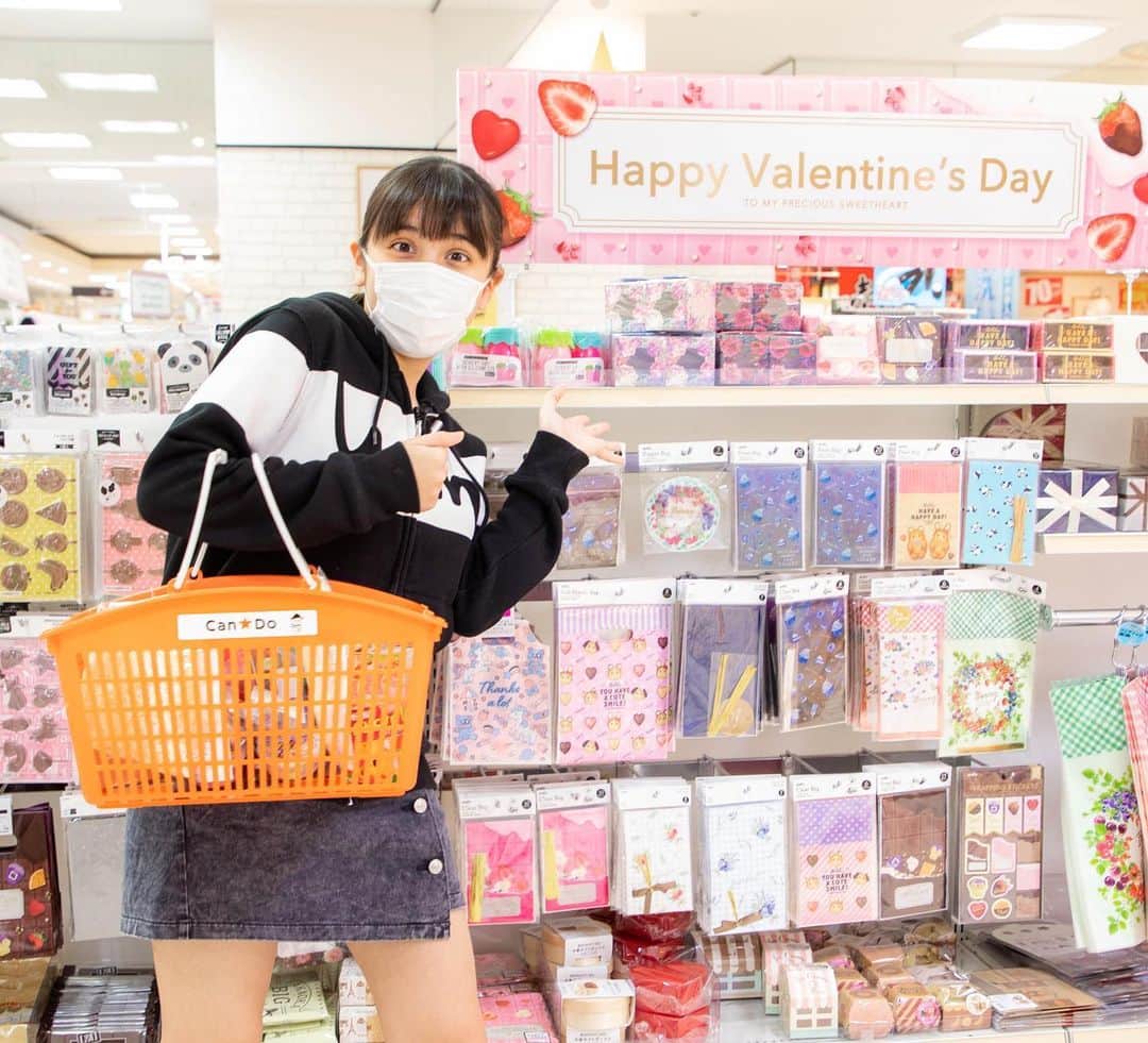 りくさんのインスタグラム写真 - (りくInstagram)「前にキャンドゥに行って5分間買い放題をしました！バレンタインコーナーも充実してて楽しかったです✨まだ見てない方は是非YouTubeで見てね❣️ #バレンタイン #バレンタイン手作り #お菓子作り #お菓子 #100均」2月5日 18時52分 - riku_chan.rocky