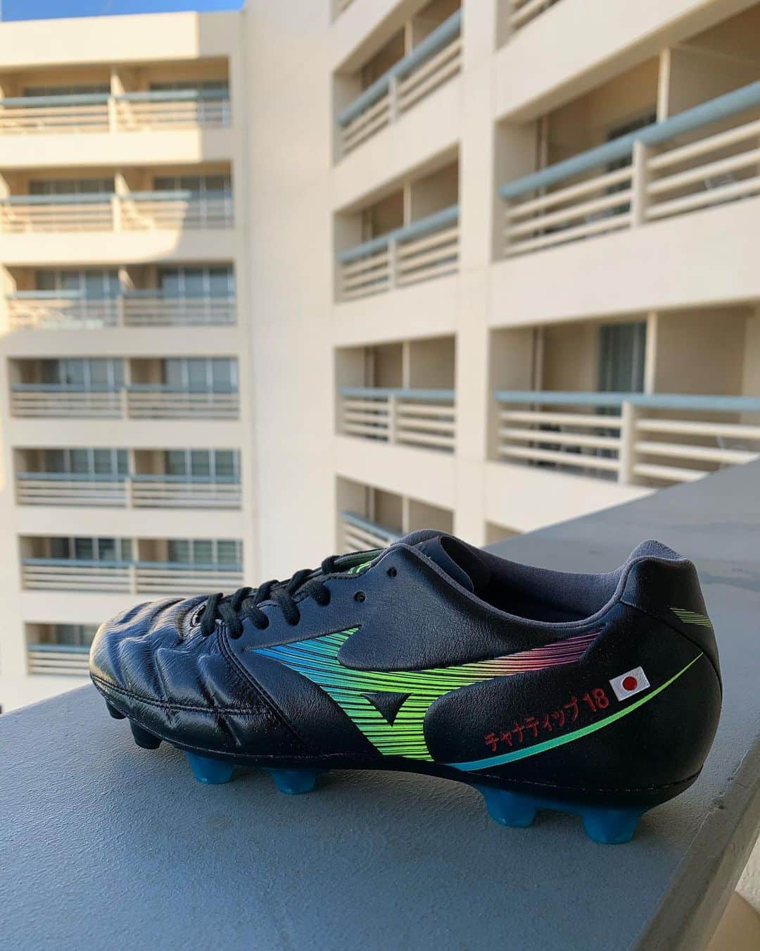 チャナティプ・ソングラシンのインスタグラム：「😉 @mizunothailand 🙏🏽❤️⚽️」