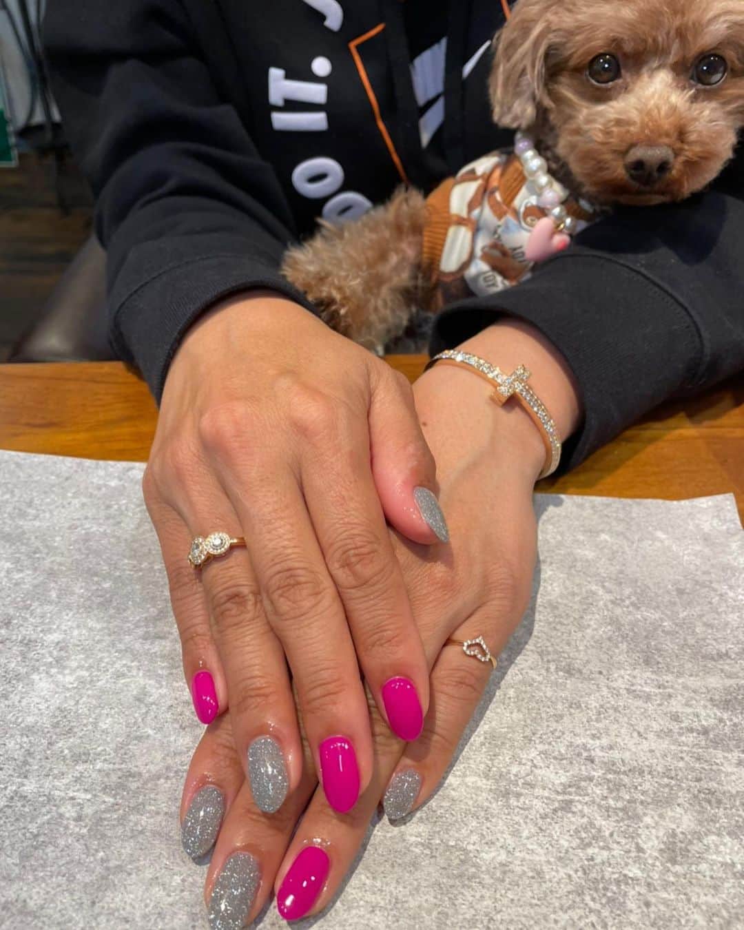 佐伯三貴のインスタグラム：「今回は初のフラッシュネイル💅📸❤️😍  フラッシュで撮ると凄まじくキラキラするネイル😝✨  でもいつも主役はあずきちゃん🐶❤️❤️❤️  @mauve_nail   #フラッシュネイル  #フラッシュネイルデザイン  #newnail」