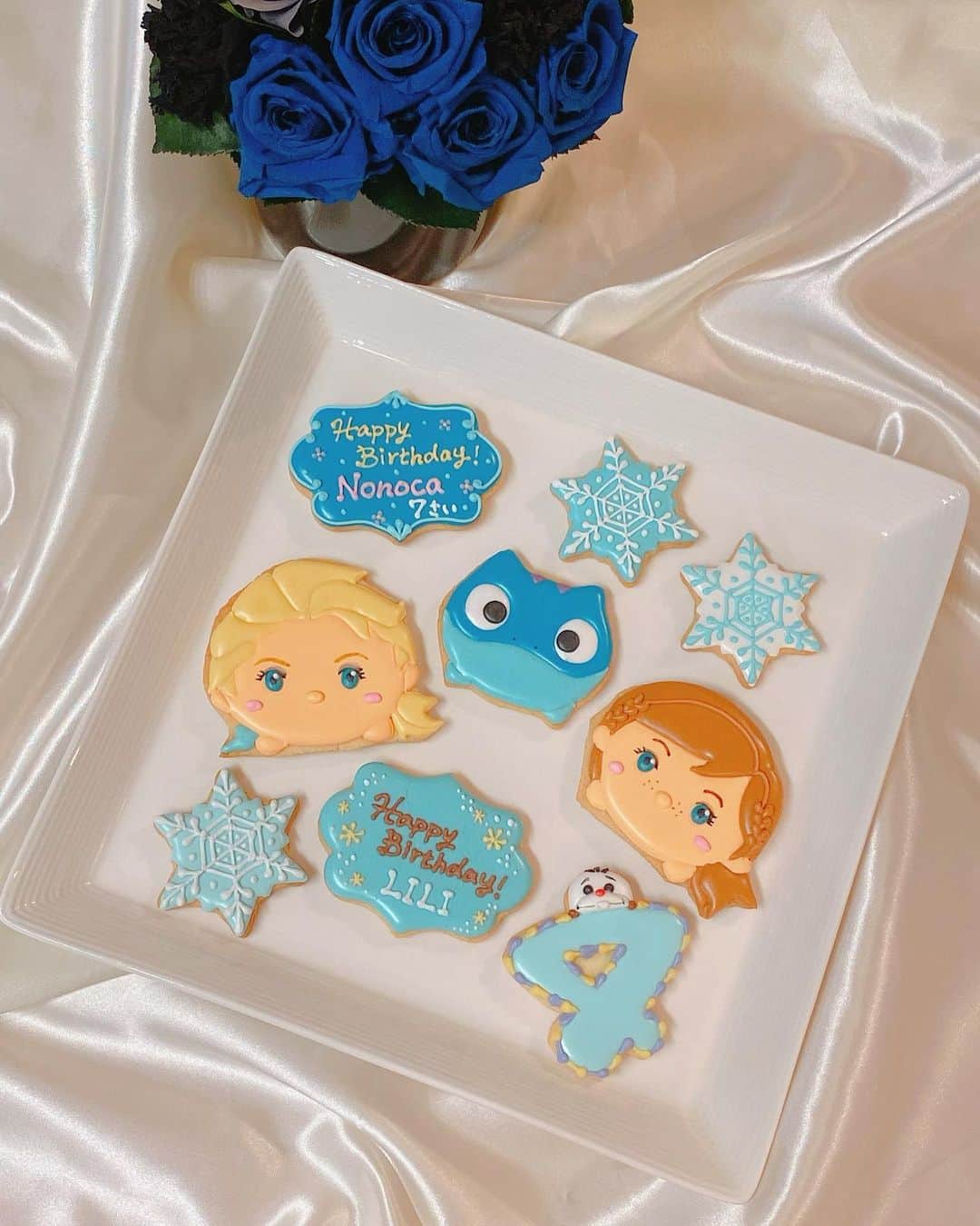 サキ吉さんのインスタグラム写真 - (サキ吉Instagram)「最近作ったアナ雪クッキー❄⛄ ． スワイプしてみてー❤️ 可愛すぎない？！😭✨ 素敵に飾り付けてもらってクッキーも喜んでる🥲💕💕💕 ． ツムツム風クッキーは作っててとっても楽しいです💓 ．  #アイシングクッキー #icingcookies  #royalicing #キャラクタークッキー #アナ雪 #アナと雪の女王 #アナ雪クッキー #ツムツムクッキー #disneycookies  #ディズニークッキー #オリジナルクッキー #sakiskitchen」2月5日 13時25分 - sakikichi1201