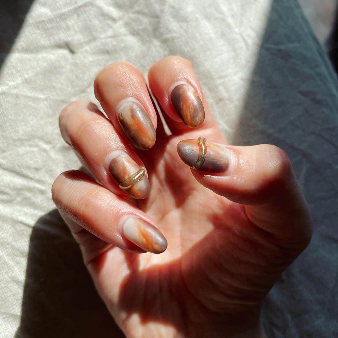 ふしみ彩香のインスタグラム：「伸びちゃいましたが。 手元を見る度元気をもらいたいと蛍光のオレンジとイエローを入れてもらいました。手元は自分のためのおしゃれなので大好き。次はどんなデザインにしようかな〜😊 🤍🤎🧡💛 #nails #nailart #ネイル」