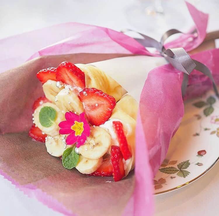 のインスタグラム：「［#cafemiru_大阪］﻿ ——————————————————————﻿ ゴージャスなクレープを🎀「MAISON DE LA CREPE」﻿ ﻿ まるで花束のようなクレープ😍✨3つのミニクレープが束になっているので、お友達とシェアするのもいいですねっ🤤♬﻿ ﻿ ☑フレーズ バナーヌ ブーケ💐﻿ ※販売状況は事前にお店へご確認ください。﻿ ﻿ 📍MAISON DE LA CREPE﻿ ⚪︎住所 / 大阪府大阪市福島区福島区7-22-17 BRAVI福島3F﻿ ⚪︎営業時間 / 【月〜日】11:30〜21:00﻿ ※現在は営業時間が異なる場合がございますので、事前にご確認ください。﻿ ⚪︎定休日 / 不定休﻿ ⚪︎アクセス / JR環状線 福島駅より徒歩6分﻿ ﻿ 【#cafemiru_Osaka】﻿ 📍MAISON DE LA CREPE﻿ ◎Open Hours / 【MON-SUN】11:30〜21:00﻿ ◎closest station / 「Fukushima」﻿ ﻿ ☕️ @maison_de_la_crepe3﻿ 📷 @tabemastagram﻿ ———————————————————﻿ Cafemiruでは「#インスタ探検隊」or「#cafemiru」をタグ付けしているカフェ写真から、運営スタッフが厳選してご紹介しています👀🔍」