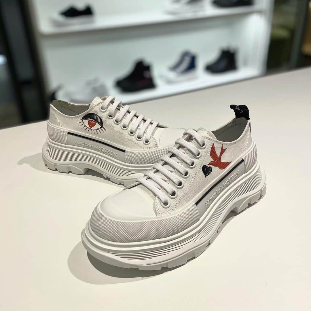 のインスタグラム：「Alexander McQueen VALENTINE CAPSULE COLLECTION At 4F Shoes Gallery #Hankyu #HANKYUMODE #umedahankyu #阪急うめだ本店 #うめだ阪急 #阪急百貨店 #osaka #umeda #mode #アレキサンダーマックイーン #シューズ #スニーカー #スカル #ハートモチーフ #バレンタイン #西日本では阪急うめだ本店のみで販売」