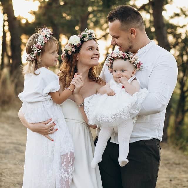 deuxzero デゼーロのインスタグラム：「『HAPPY ♪パパママ婚』 パパとママになって結婚式をあげられるお二人。 そんなとき、子供たちの授乳やオムツ替えはどうしたらいいの? ちゃんと静かにしてくれるかな? 結婚式の演出で何かお手伝いしてほしい　etc 不安はつきないものですね。 そんなときはスタッフにご相談ください。 一つ一つ解決していきます。 一緒にHappy Wedding 叶えましょう！   デゼーロ公式HPも是非ご覧くださいね。 https://deuxzero,net   #神戸結婚式 #デゼーロ結婚式 #リングボーイ #リングガール #パパママ結婚式 #オリジナルウェディング #子供ドレス #子供タキシード」