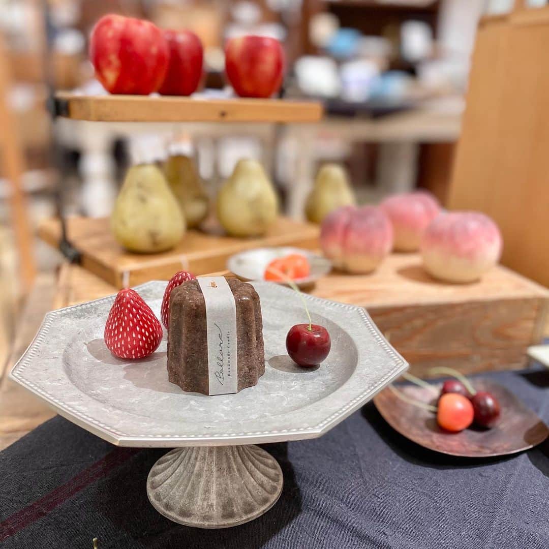 手紙社のインスタグラム：「【灯りと紅茶、ときどき焼き菓子フェア at 手紙舎吉祥寺店】﻿ ﻿ お店の前を通る人が皆、思わず二度見してしまうBallare 兼島麻里さんの果物キャンドル。その瑞々しさは、たとえ近づいて見ても「え？本物だよね？」と思ってしまうほど。﻿ ﻿ 中でもお勧めしたいのは、いちごとチェリーのキャンドル。誕生日やバレンタインに、ショートケーキの上の果物の代わりにこのキャンドルをのせて火を灯せば、特別な日がさらにスペシャルになりそうです。﻿ ﻿ ◎灯りと紅茶、ときどき焼き菓子﻿ 会期：2021年1月27日（水）〜2021年2月21日（日）﻿ 営業時間：10:00–20:00﻿ 場所:吉祥寺パルコ2F (東京都武蔵野市吉祥寺本町1-5-1)﻿ tel：050-5874-2228﻿ ※2/18（木）のみパルコ休館日のためお休み﻿ ﻿ ＜出品作家＞﻿ ◎灯り﻿ ANTISTIC﻿ 暮らしと道具 ユーカリ（1/27、2/9）※1/27分完売﻿ 羽生直記﻿ Ballare﻿ ﻿ ◎紅茶﻿ カメリアニコティー﻿ 紅茶と英国菓子の店チャッツワース﻿ コノハト茶葉店﻿ TAKIBI BAKERY﻿ どこでもそら﻿ 光浦醸造﻿ LIFE SPICE SHOP﻿ ﻿ ◎焼き菓子﻿ 手紙舎（1/27~）※1/27分完売、次回入荷2/10予定﻿ WOLD PASTRIES（1/30~）﻿ HUGSY DOUGHNUT（2/7）﻿ nécoya BAKESTAND（2/13~）﻿ バターのいとこ（2/15~21）﻿ ﻿ 詳しくは▶︎プロフィールページのリンク「手紙社公式webサイト」→「EVENT INTRODUCTION」→「灯りフェア」へ﻿ ﻿ #手紙社 #手紙舎 #手紙舎吉祥寺店 #tegamisha #吉祥寺 #吉祥寺パルコ #PARCO #灯り #紅茶 #焼き菓子 #キャンドル　#果物キャンドル #野菜と果物のキャンドル #誠文堂新光社 #ballare」