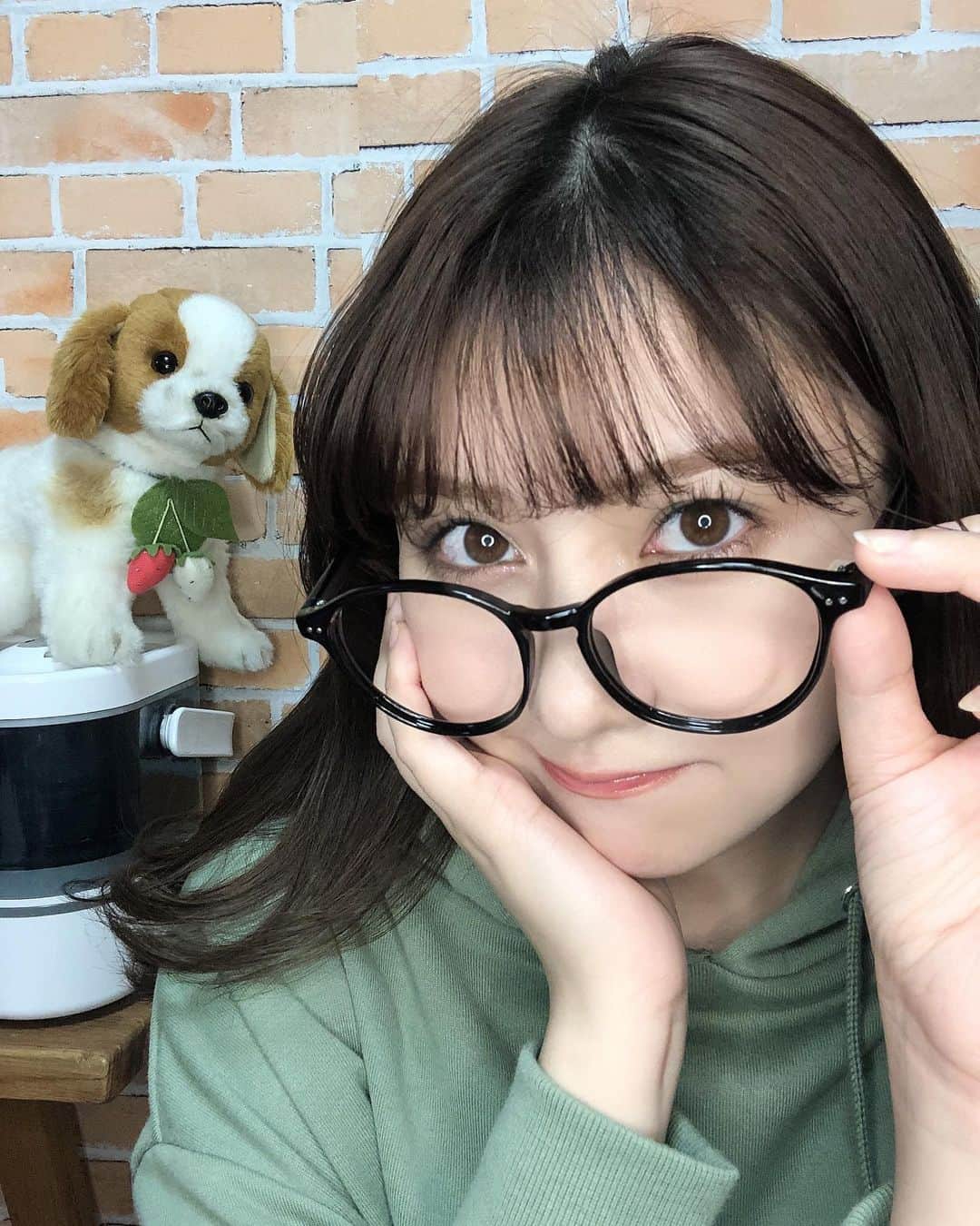 川添りなのインスタグラム：「お疲れ様です☺️💓  今日はあったかぽかぽか良い天気ですね〜🐶🌱 午後も無理せず楽しみましょう✨  #写真 #自撮り #メガネ #黒 #犬 #キャバリア #ikea #instagood  #instapic #instalike  #instagram #megane」