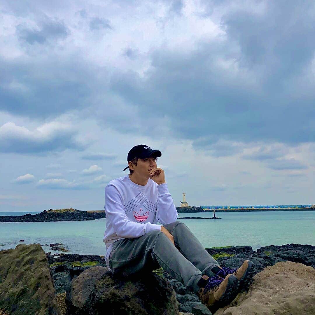 イ・ジフンさんのインスタグラム写真 - (イ・ジフンInstagram)「#제주도  남은사진 투척🌊  #협재해수욕장」2月5日 13時33分 - _leejeehoon