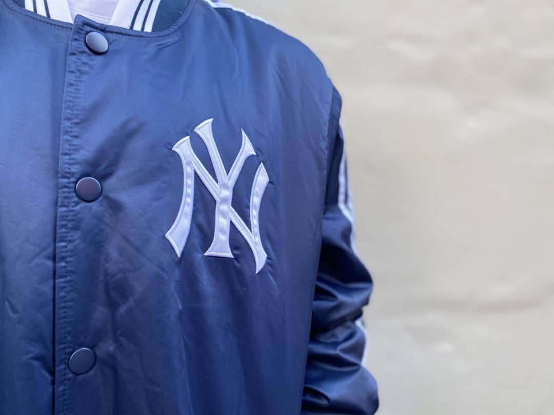 GROW AROUNDさんのインスタグラム写真 - (GROW AROUNDInstagram)「"STARTER DOUBLE LINES JACKET"  NEW YORK YANKEES,NEW YORK JETSの2チームが入荷いたしました‼️  少し薄めの中綿キルティングジャケットで袖にラインが入ったデザインが特徴的です⚾🏈  WEBUP完了しております👍️  MODEL : 176cm 67kg  SIZE :  Lサイズ着用  #growarownd #starter  #yankees #jets」2月5日 13時36分 - growaround