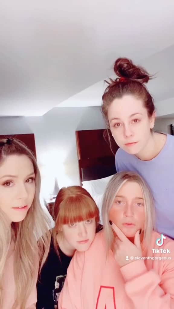 Tracy and Stefanieのインスタグラム：「Hotel shenanigans. 🤑 @madisonandmallory @omgitskelsx3 @maddieayyy」