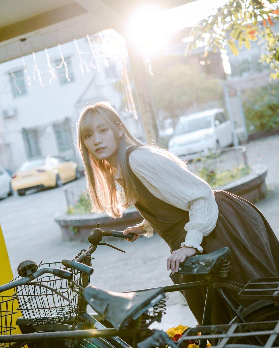 小白BaKaShiroのインスタグラム：「單車太舊，照坐會爆菊🌼 #相片這麼文青caption是否搞錯了什麼 📷 @lazywong_」
