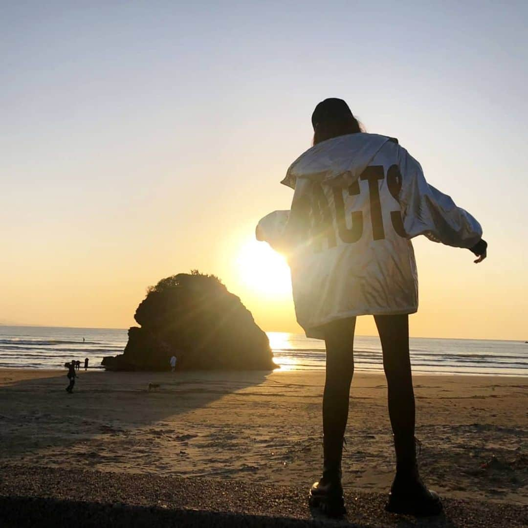 西上まなみのインスタグラム：「こんなに大きな夕陽を見たのはじめてだし 沈む夕陽がこんなに切ないのも初知り◎  何が言いたいかって、 私も感動する心は持ち合わせてるみたい。  あ、ケータイ📱壊れて やっと新しいのGETしたにゃけど 100万年ぶりに番号変えたら 孤独な世界になりました◎  #携帯依存の末路 #SNSにログインするのに100年くらいかかった #ほぼ浦島太郎」