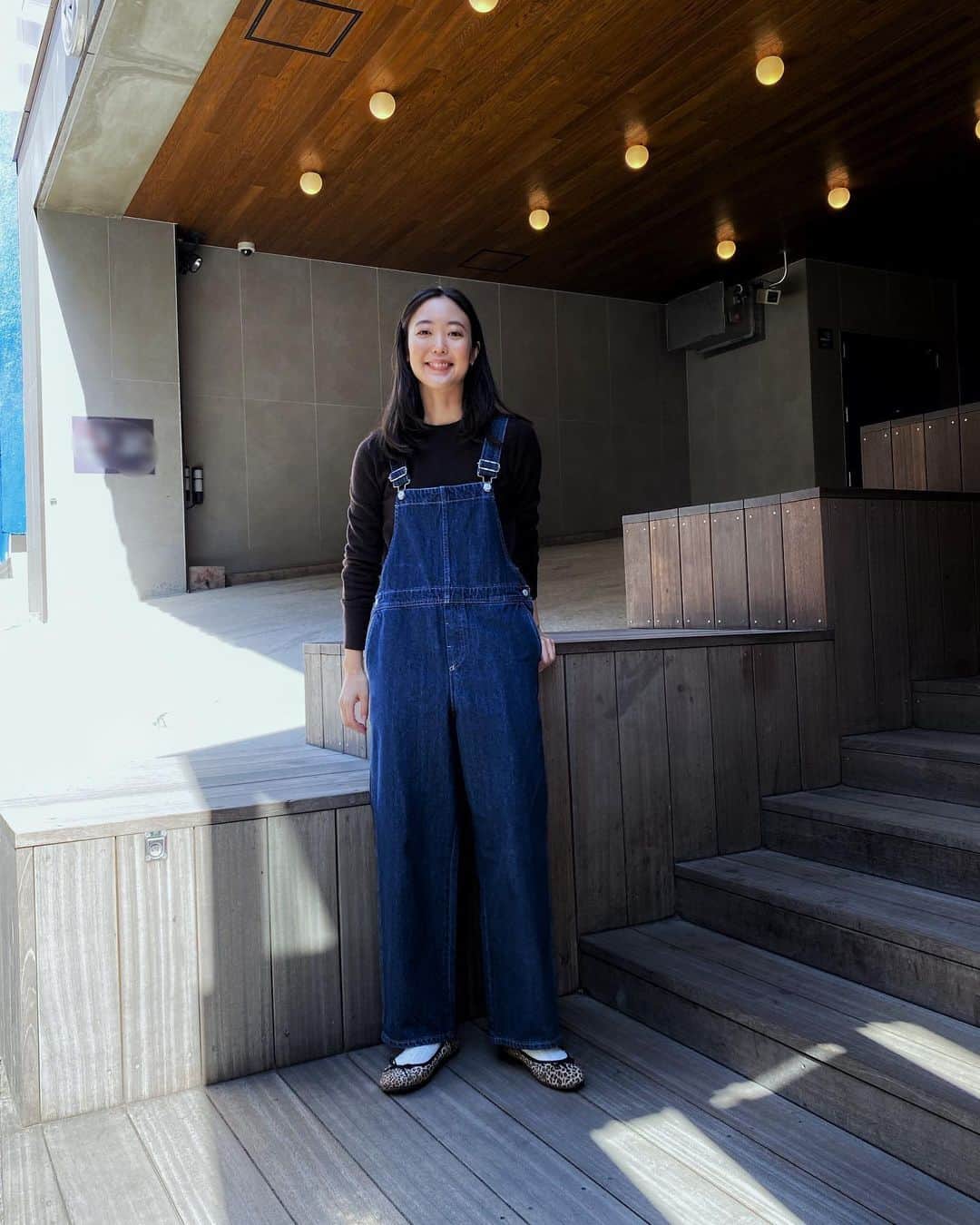 半田麗のインスタグラム：「トレーサブルオーガニックコットン“TRUECOTTON”を使ったSHIPS any DENIMシリーズ。私はオーバーオールにした👖🌍 どれも人気なのでお早めに◎#shipsany #SHIPS #shipsanydenim」