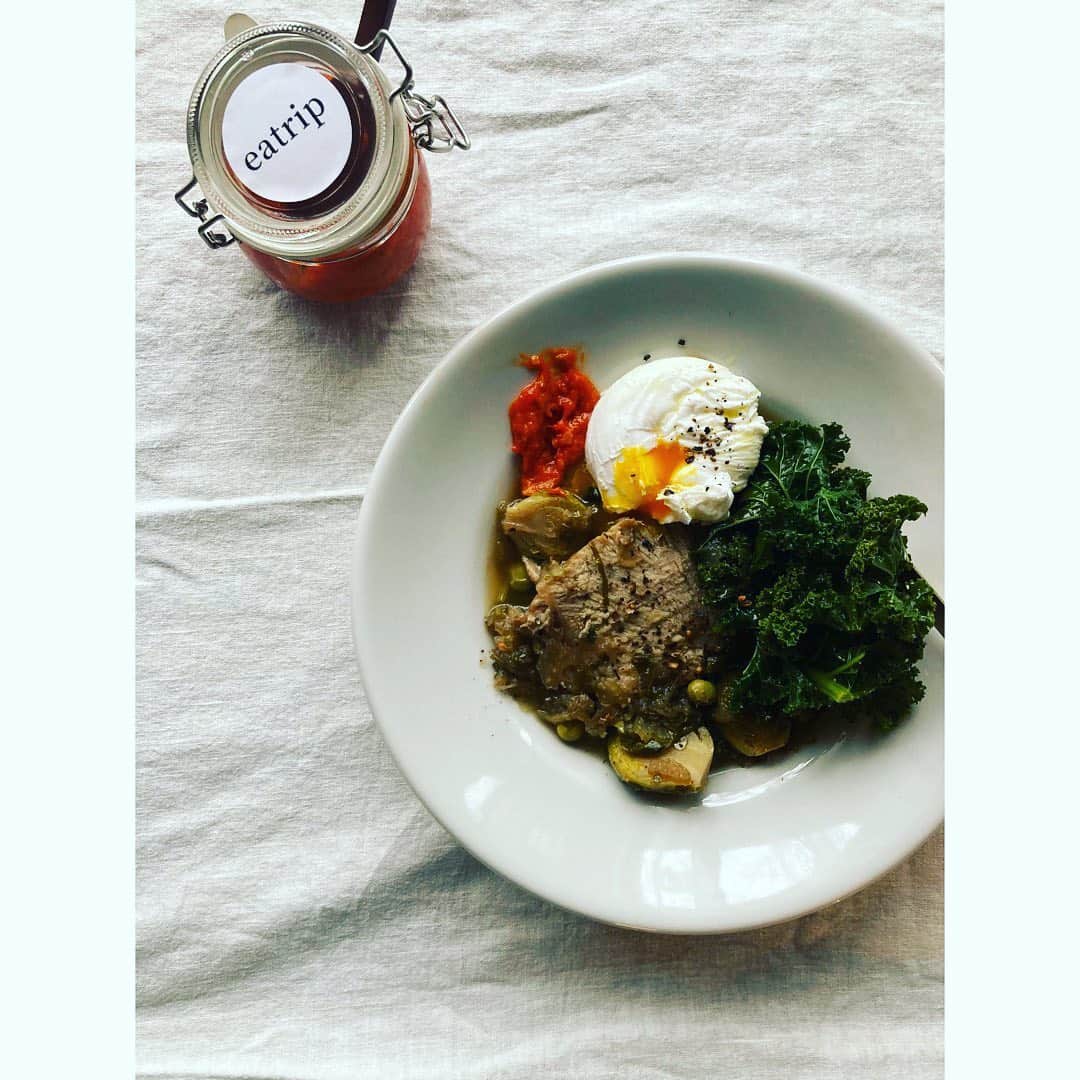 journaleatripのインスタグラム：「Paprika hot sauce  ふぅ〜と腰をおろす時間があたたかい。 暦どおりの2月気温。  レストランの人気の味 各ソース揃ってきております。 よろしければ！」