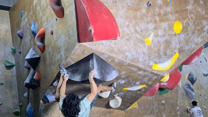 のインスタグラム：「⁣⁣⁣⁣ Last climb ever at @onsightclimbingym⁣⁣⁣⁣ ⁣⁣⁣⁣ I haven’t been going to OS as regularly as I used to but stepping in for the last time definitely brought a lot of feels and a wave of melancholy.⁣⁣⁣⁣ ⁣⁣⁣⁣ As with many others (I think) my climbing was shaped here - OS was pushing and setting the standards since they opened, from the quality boulders and training wall. ⁣⁣⁣⁣ ⁣⁣⁣⁣ That said, the biggest impact this place had on me was growing my love for sport climbing with lines that flowed beautifully, including the hard ones. ⁣⁣⁣⁣ ⁣⁣⁣⁣ It’s been hard getting slots for the lead wall and I haven’t roped up in awhile, so here’s one of the last boulders here set by @onetruetjung.⁣⁣⁣ Defo gonna miss the hot and sweaty sessions here. ⁣ ⁣⁣⁣⁣ swipe for sad boi photo looking at the leadwall one last time⁣⁣⁣⁣ ⁣⁣⁣⁣  media by @latifrox⁣⁣⁣⁣ ⁣⁣⁣⁣ @heavy.japan⁣⁣⁣⁣ ⁣⁣⁣⁣ #climbing #bouldering」