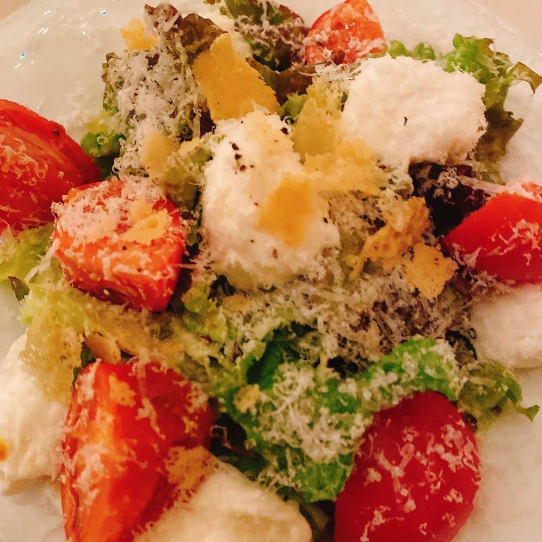 井上公造さんのインスタグラム写真 - (井上公造Instagram)「ホテルの1人飯は色々悩みます。サラダを作ってもらって、トマトソースのパスタ注文！  #時差投稿  #イタリアン  #本町グルメ #ラベデュータ」2月5日 14時04分 - inouekozo39