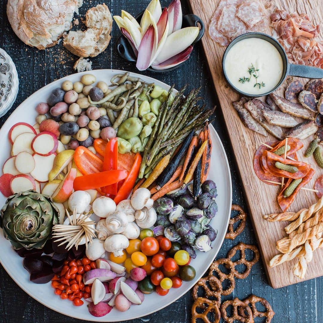 ティファニー・ティーセンのインスタグラム：「Fondue & Football friends- another idea for your #SuperBowl #Sunday! Who needs a traditional cheese & charcuterie board when you can have this! #fondue #football #fondueparty」