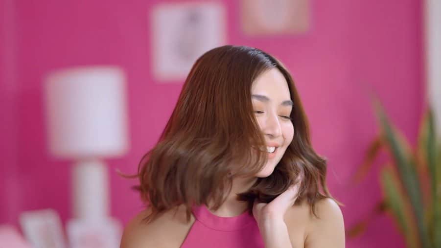 Kathryn Bernardoさんのインスタグラム写真 - (Kathryn BernardoInstagram)「Hi again, Hairkada? Want to know how I keep myself motivated and inspired?   Here's a hint: It involves #BangongPanalo hair! 🌸 Watch out for my IGTV on February 6, 2021 at 7 PM to know more! And don't forget to show me your bangong panalo hair pose for a chance to win a Sunsilk Pink Kit by tagging @sunsilkph! #LahatPosible」2月5日 14時28分 - bernardokath