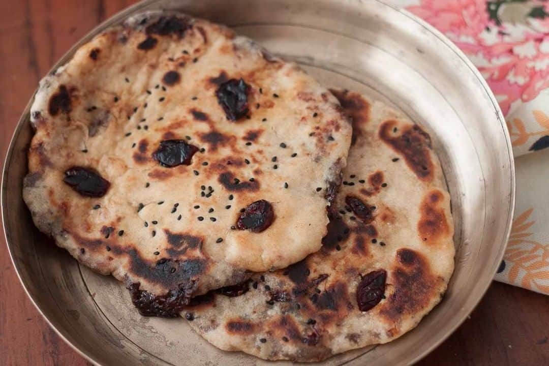 Archana's Kitchenさんのインスタグラム写真 - (Archana's KitchenInstagram)「Cranberry and Prune Chutney Whole Wheat Naan Recipe, an innovative version of the traditional Indian Naan Flatbread. It is topped with rich and sweet prunes and cranberries. Naan is an Indian flatbread that can be made very easily at home and that too on a stovetop. The result – soft, pillow, delicious naans!   Get the recipe from the smart.bio link in my profile @archanaskitchen」2月5日 14時30分 - archanaskitchen