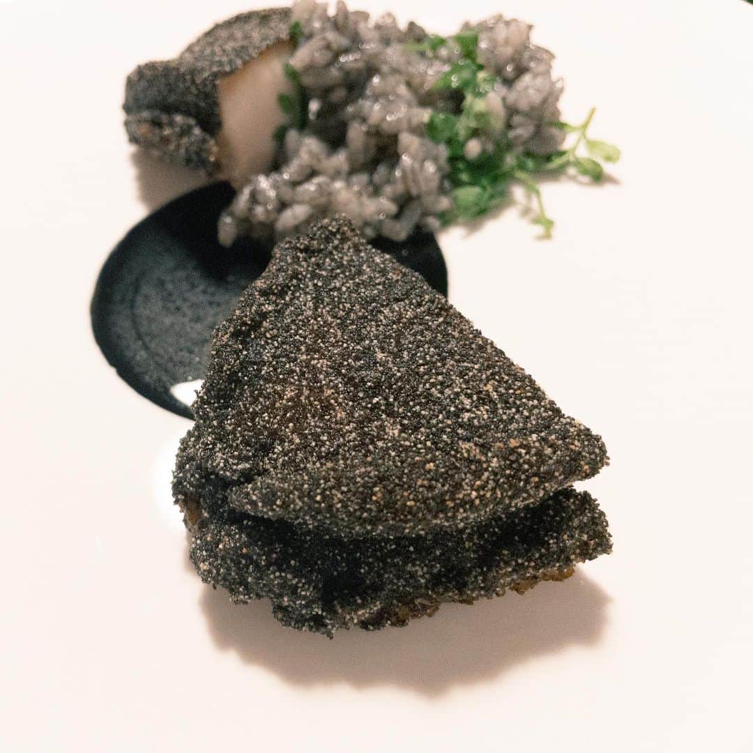 湯本美咲のインスタグラム：「﻿ 🍽 𝐌𝗼𝐥𝐢𝐞𝐫𝐞 𝐌𝗼𝐧𝐭𝐚𝐠𝐧𝐞﻿ 📍 北海道ニセコ﻿ ﻿ 家族でモリエールモンターニュへ…﻿ とても美味しくて食べやすくて新鮮で感動✨﻿ お年寄りや子供にも食べやすい優しくて﻿ 心温まるお料理でした✨﻿ ﻿ ﻿ また伺いたいな…﻿ ﻿ Our family went to Molière Montagne without clear expectations as I knew little of the main restaurant. We had an amazing meal. Centered around local products the flavors, aromas and textures are the highlights. The dishes are designed and executed flawlessly. It was so good that we decided to come back.﻿ ﻿ ❄︎❄︎❄︎❄︎❄︎❄︎❄︎❄︎❄︎❄︎❄︎❄︎❄︎❄︎❄︎❄︎❄︎❄︎❄︎❄︎❄︎❄︎❄︎❄︎❄︎❄︎❄︎❄︎❄︎❄︎❄︎﻿ #家族旅行　#子供連れ　#お年寄り　#birthday #北海道　#ニセコ　#パークハイアット　#パークハイアットニセコ　#モリエールモンターニュ﻿」