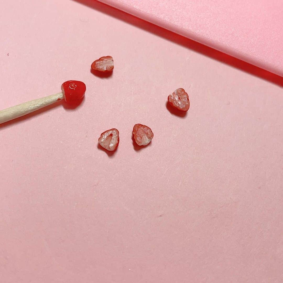 みらんさんのインスタグラム写真 - (みらんInstagram)「・ 粘土でつくる miniature strawberry 🍰 ˊ˗ これを使って いちごのケーキを色々 作りたいな🍰🍰 ・ #clay #ミニチュア #いちご #diy #ハンドメイド #miniature #fakesweets #fakefood #樹脂粘土 #樹脂粘土でつくるミニチュアフード #daiso #daisoclay #100円」2月5日 14時40分 - fantasia_miran