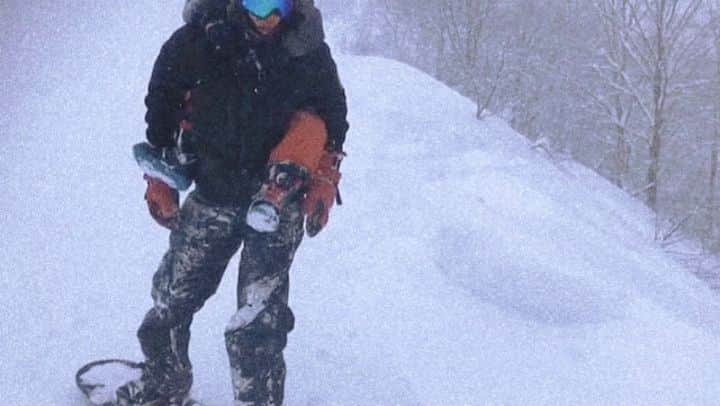 岡本圭司のインスタグラム：「Tree run with Ao. adventure time🍄 #snowboarding  #myfamily  #tree #ファミリー #werideforever」