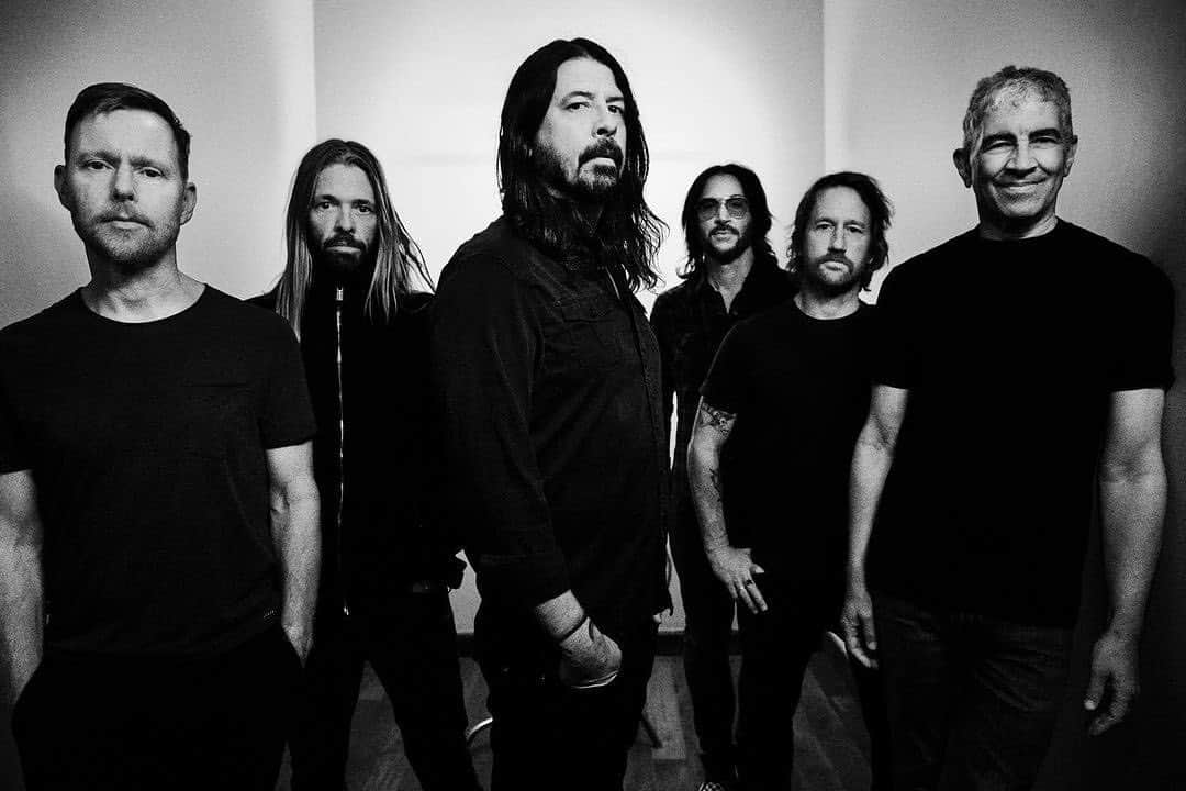 フー・ファイターズのインスタグラム：「#MedicineAtMidnight is out now!!! 🤘 RG @spotify: The #FooFighters new album #MedicineAtMidnight is #MakingAFire in our hearts 🖤 Link in bio.」