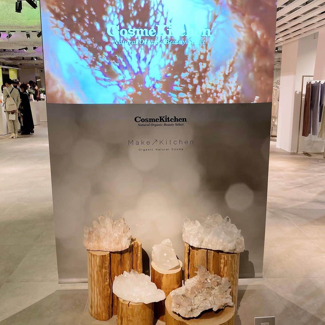 のインスタグラム：「Cosme Kitchen Make↗︎Kitchen   2021 spring summer 2nd exhibition  光と風をテーマに 新商品がたくさんお目見え✨ マスクをしていても香りの良さがわかる、香り高いもの、潤い高保湿アイテムのスキンケア、光を感じる艶感アップのメイク商品がたくさん。 次から次へとお試ししたので手がしっとりツヤツヤプルプル。 入り口に飾ってあった強大なクリスタルの輝きと場所の浄化も相まってまるでパワースポットのような展示会でした。 詳しくはストーリーにこれからの発売が楽しみなアイテムがチェックできますので見て下さいね〜😊  #コスメキッチン　#メイクアップキッチン　#CosmeKitchen  #Make↗︎Kitchen」