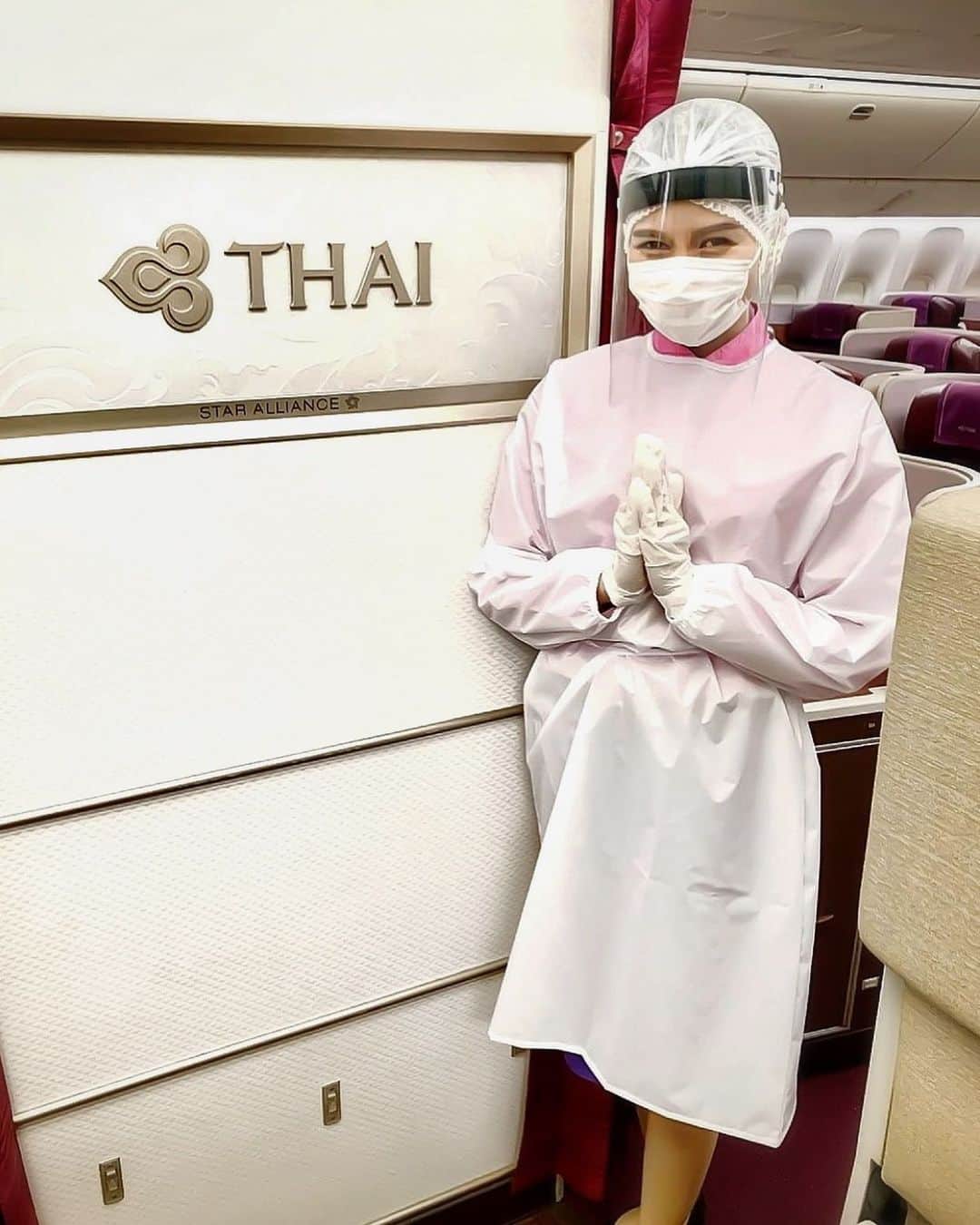 タイ航空のインスタグラム：「THAI ensures hygiene excellence on every flight, because smooth and spotless experiences are what we hold as most important to provide passengers through our Royal Orchid Service.  Photo Credit: @seachalyn   #ThaiAirways #TGBecauseWeCare #HygieneExcellence #TGCrew #FlightAttendants #CrewMembers #RoyalOrchidService」